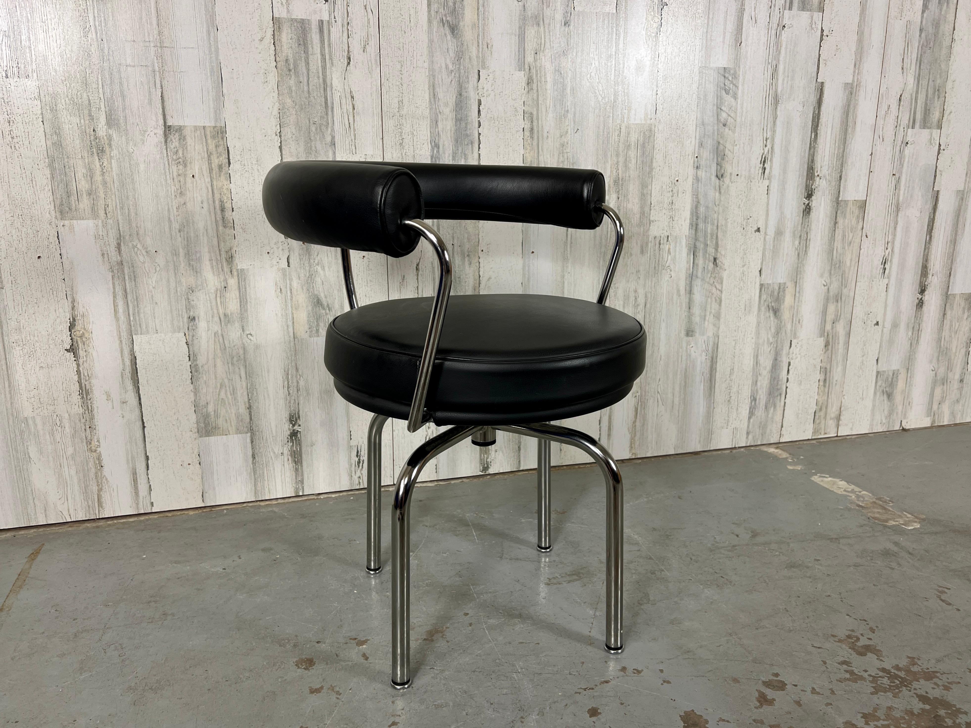 Chaise pivotante LC7 de Le Corbusier, Perriand et Jeanneret pour Cassina 4