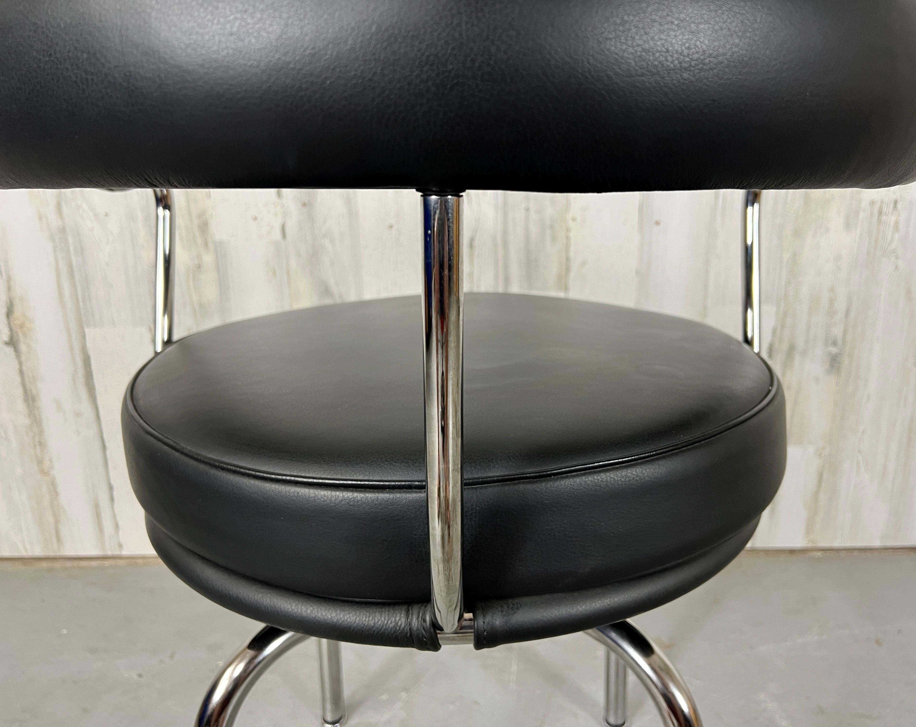 Chaise pivotante LC7 de Le Corbusier, Perriand et Jeanneret pour Cassina 5