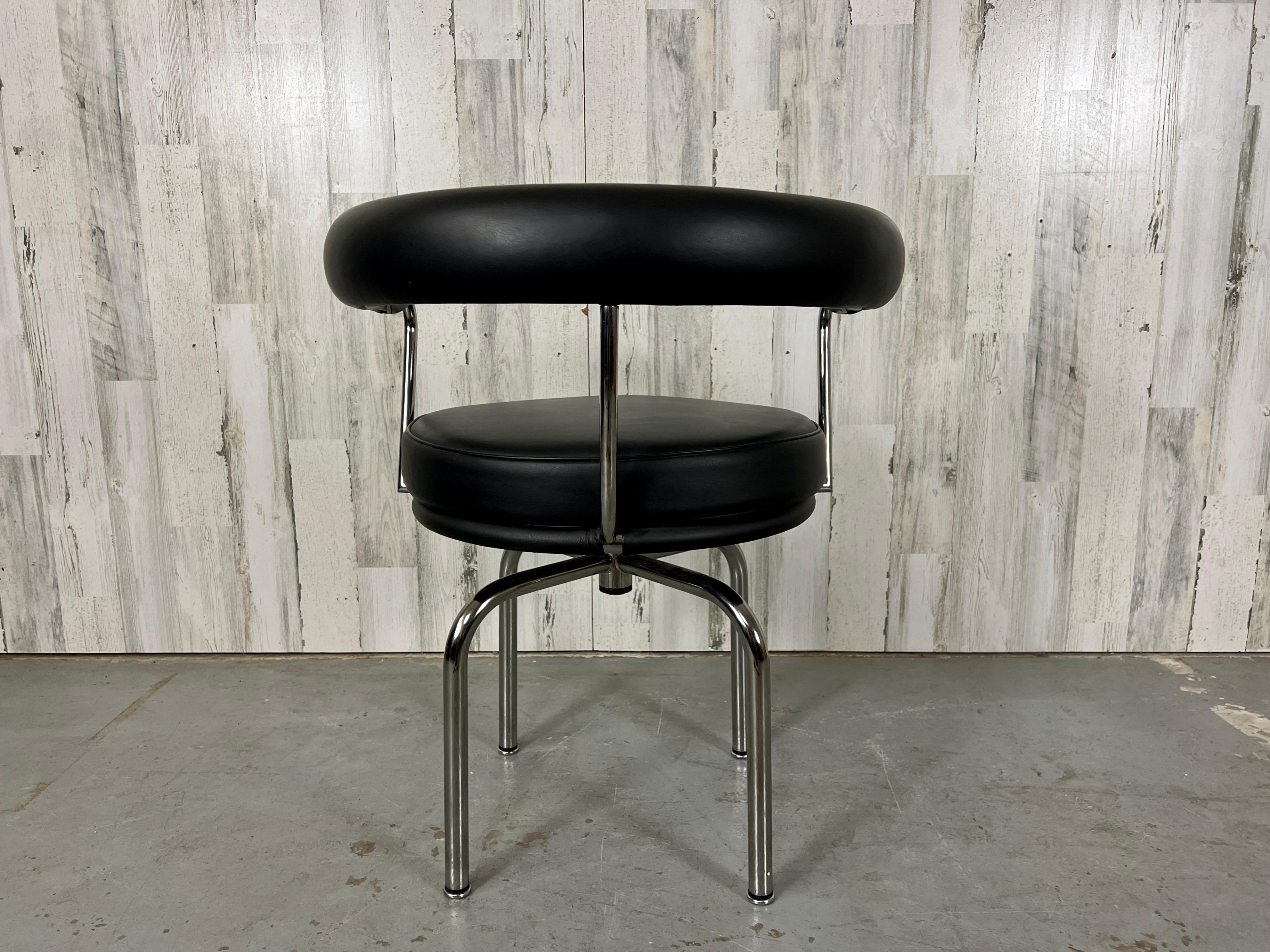 Chaise pivotante LC7 de Le Corbusier, Perriand et Jeanneret pour Cassina 6
