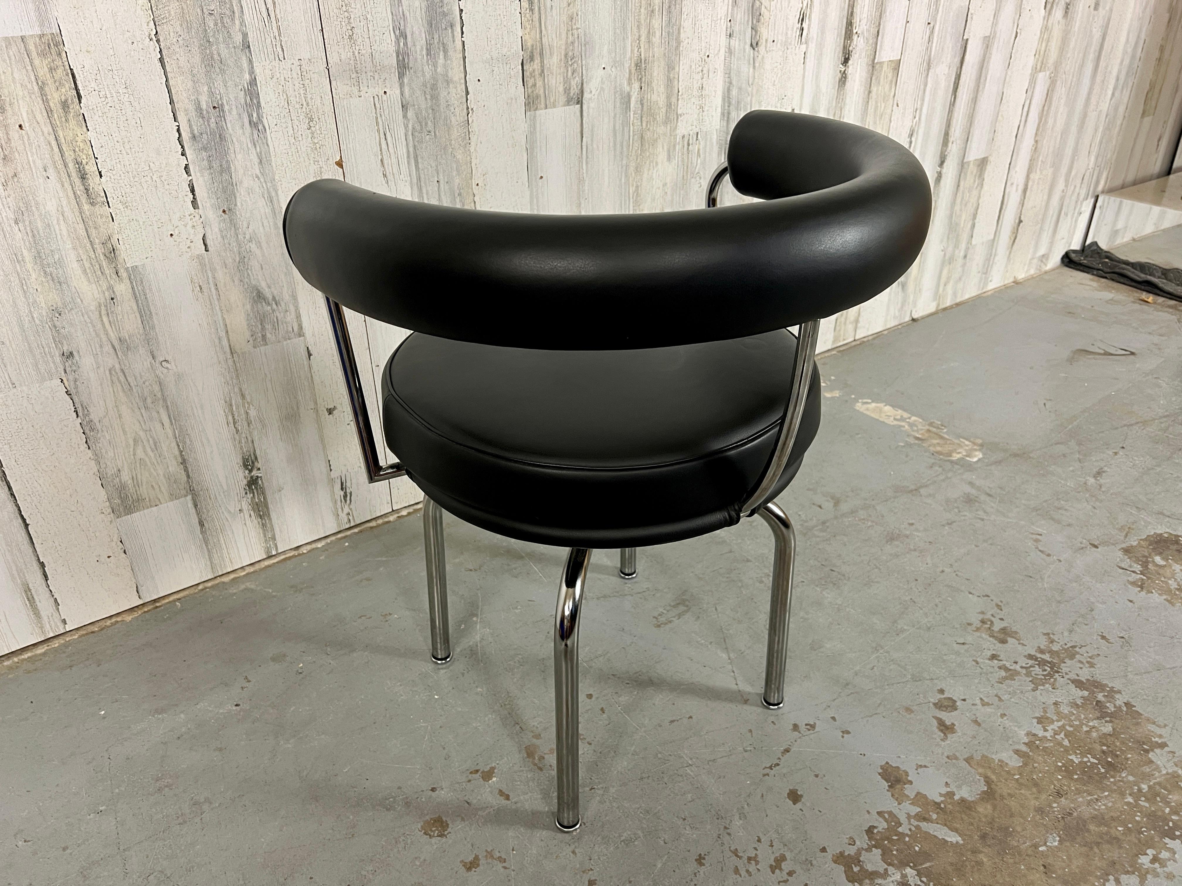 Chaise pivotante LC7 de Le Corbusier, Perriand et Jeanneret pour Cassina 8