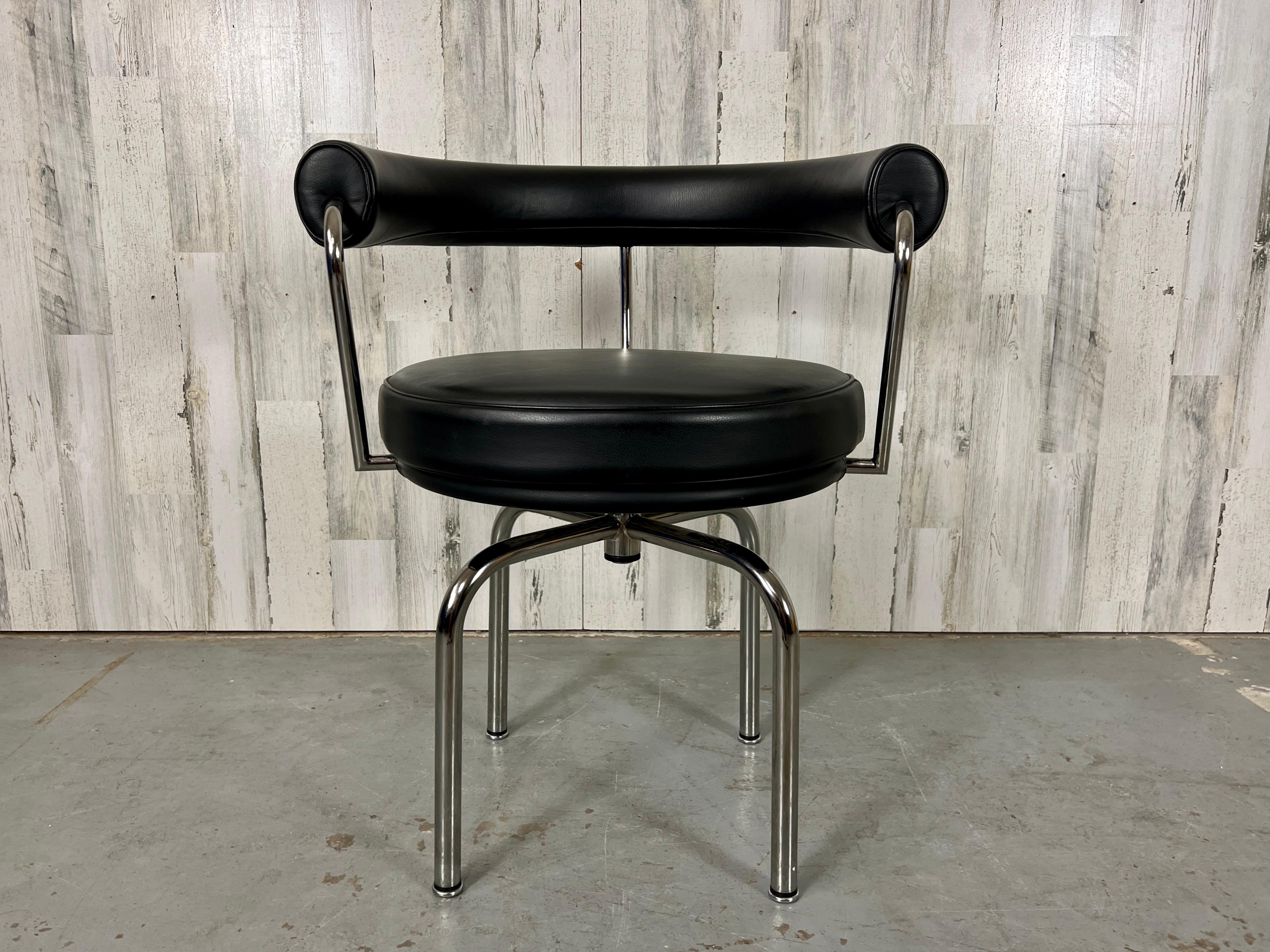 Le cuir italien et le chrome de qualité Cassina font de cette chaise un accessoire de choix pour n'importe quelle pièce.