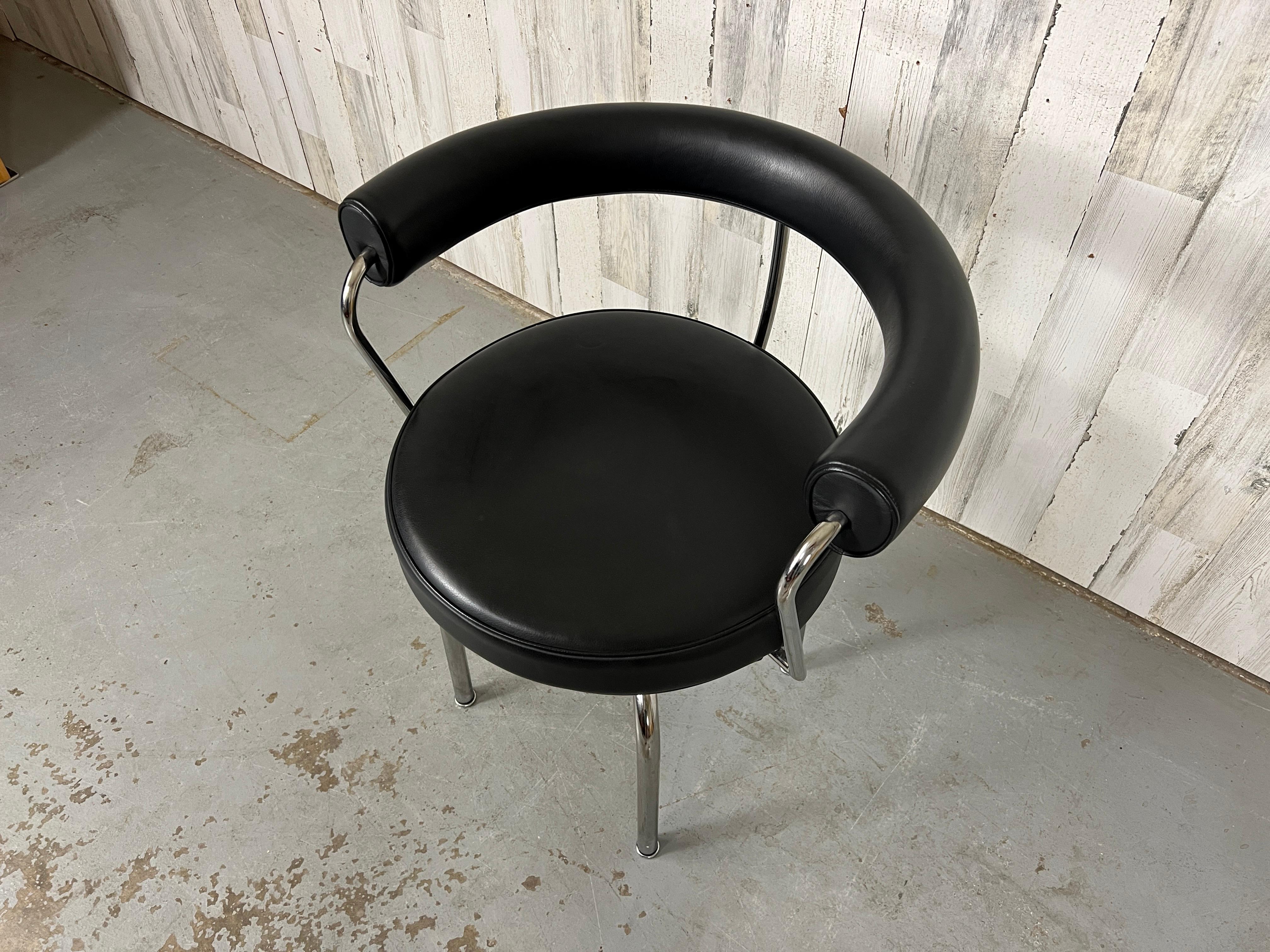 italien Chaise pivotante LC7 de Le Corbusier, Perriand et Jeanneret pour Cassina