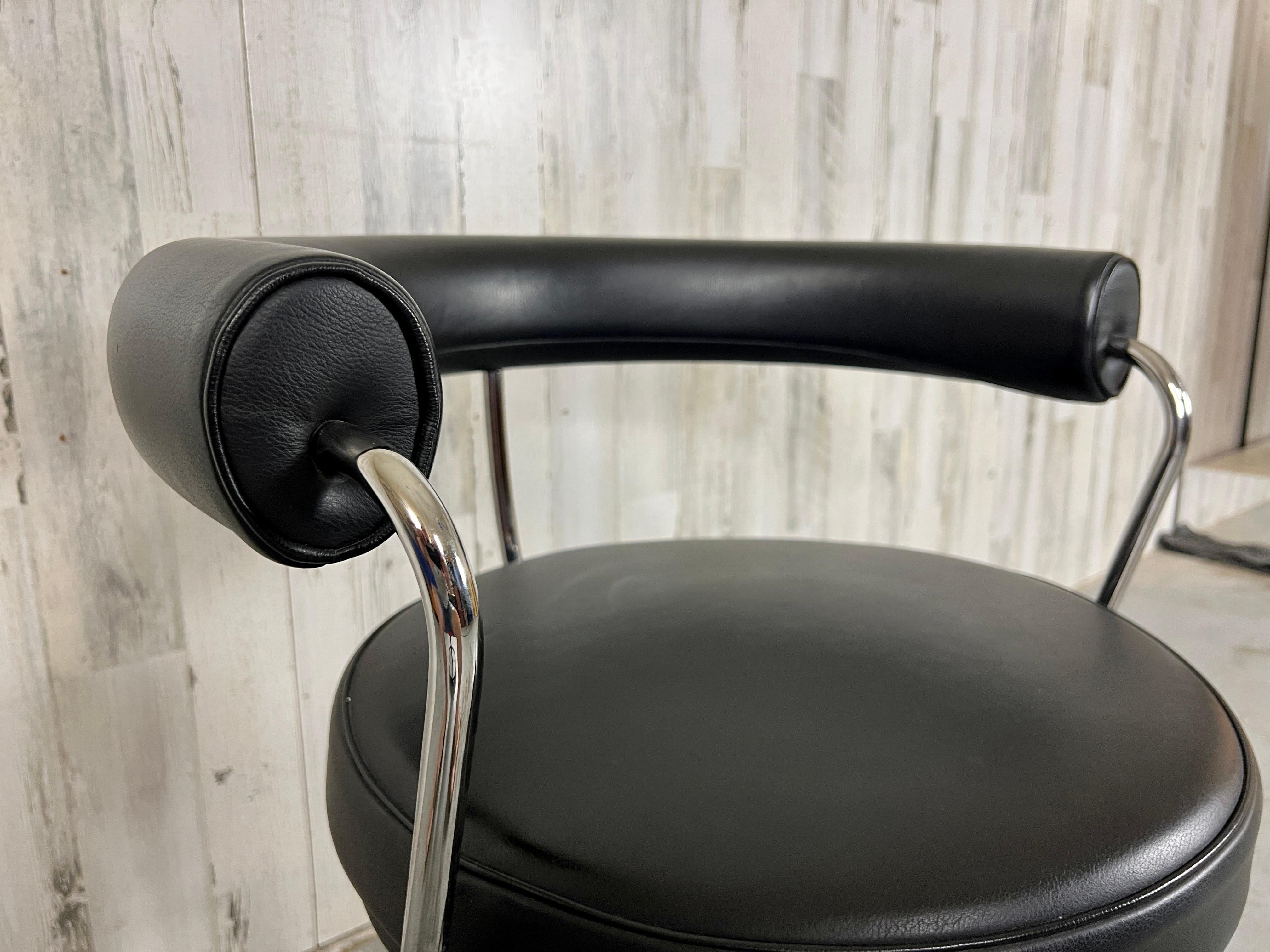 20ième siècle Chaise pivotante LC7 de Le Corbusier, Perriand et Jeanneret pour Cassina