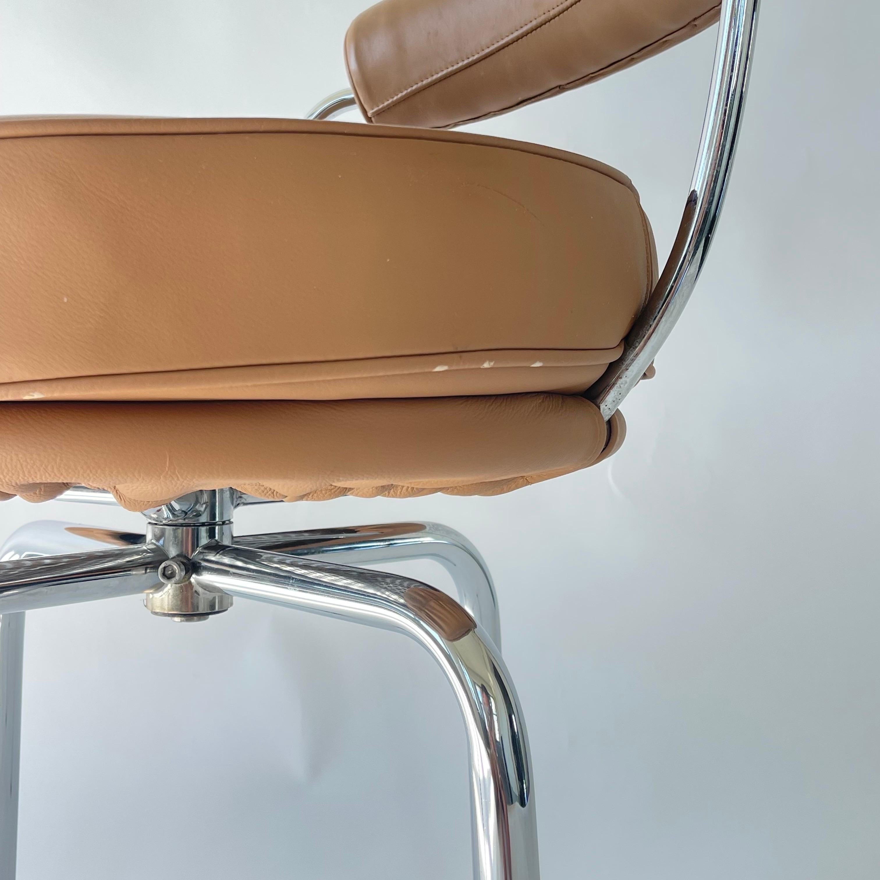 Le Corbusier, Perriand and Jeannette LC7 Leather Swivel chair for Casssina Italy For Sale 3