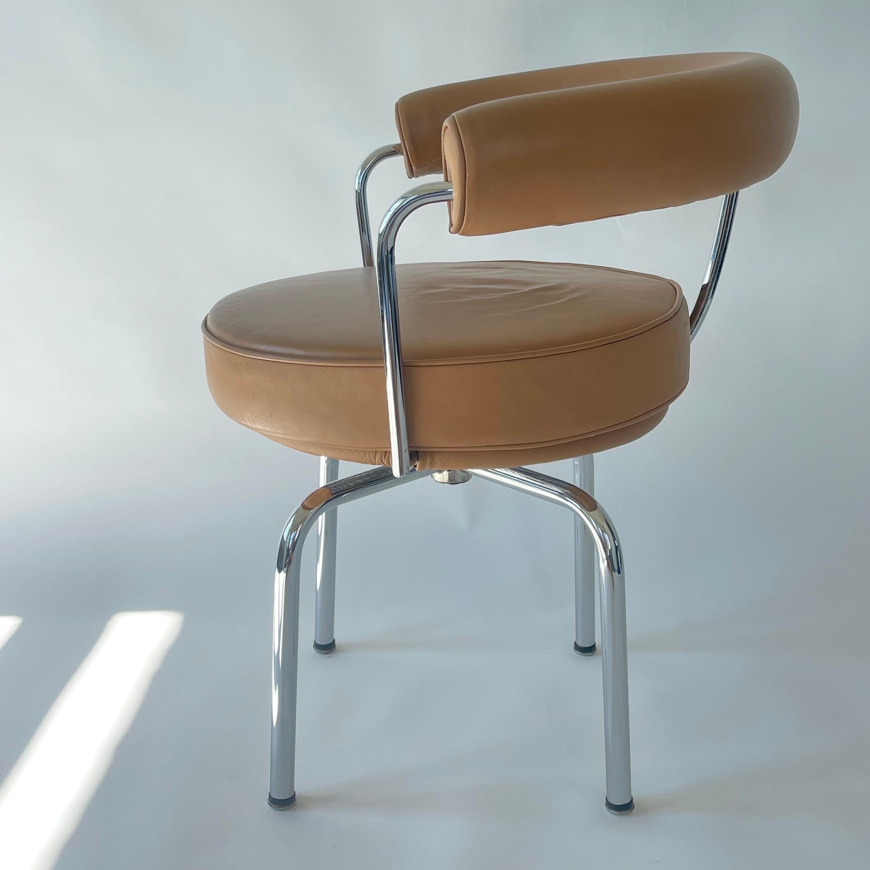 Italian Le Corbusier, Perriand and Jeannette LC7 Leather Swivel chair for Casssina Italy For Sale