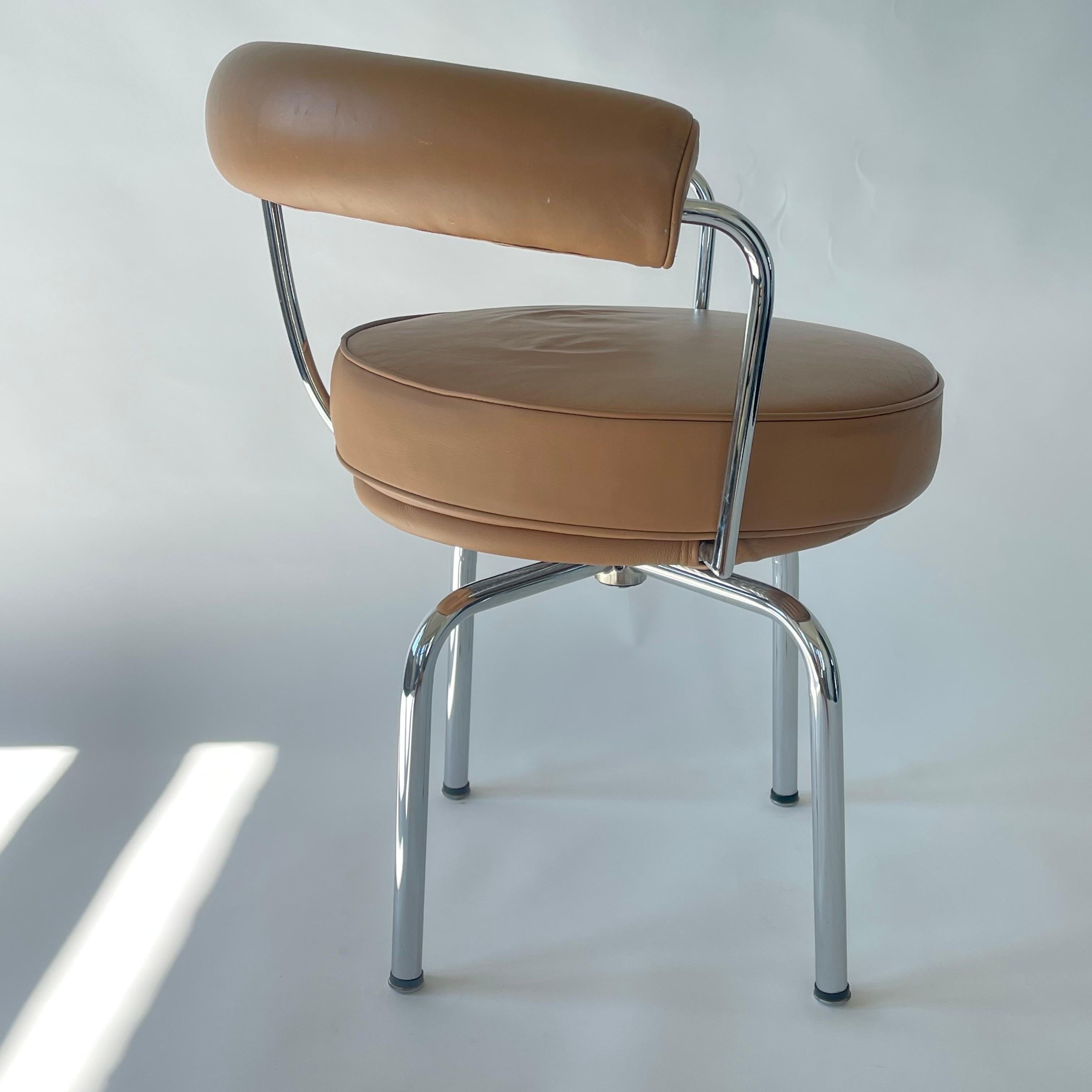 Polished Le Corbusier, Perriand and Jeannette LC7 Leather Swivel chair for Casssina Italy For Sale