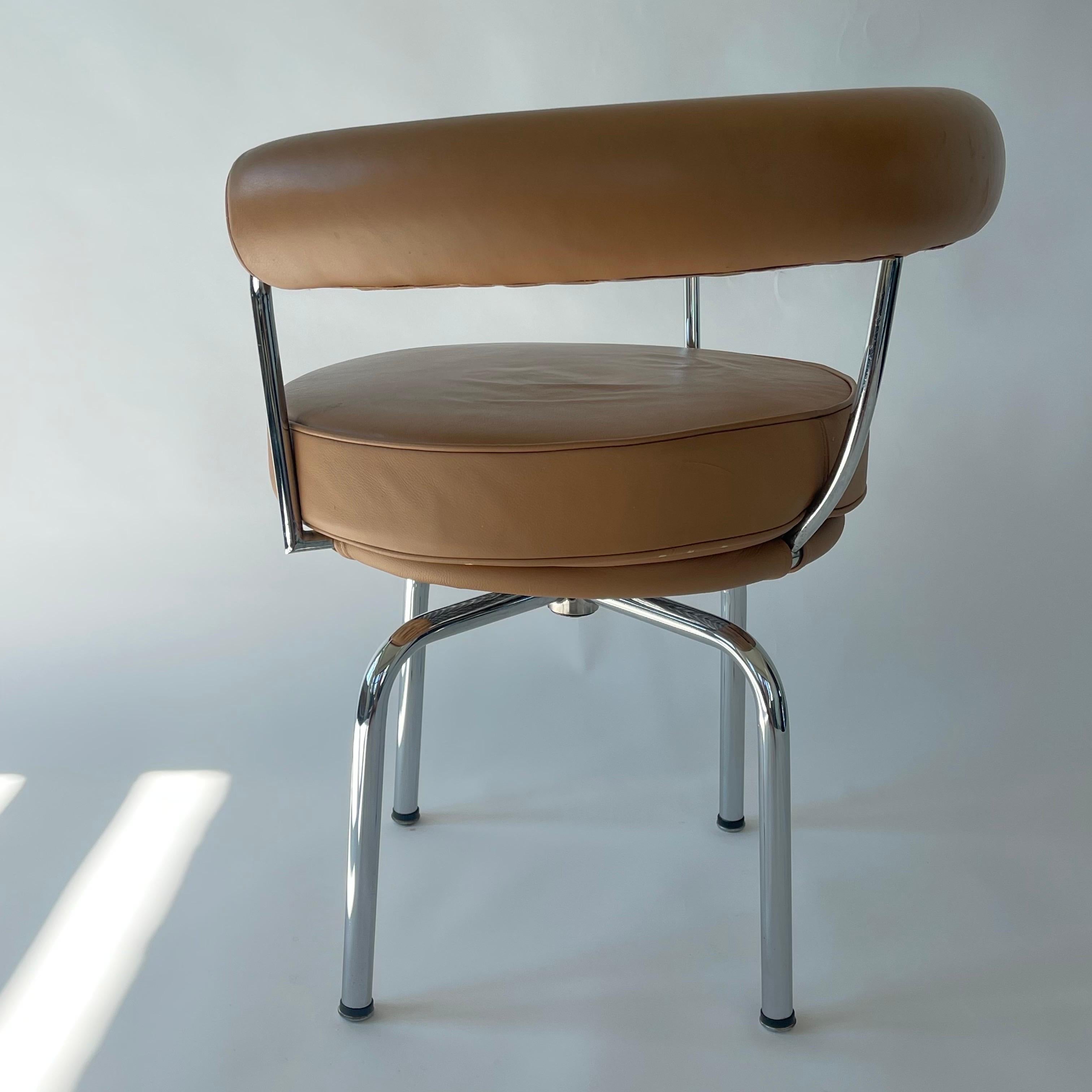 Le Corbusier, Perriand and Jeannette LC7 Leather Swivel chair for Casssina Italy In Good Condition For Sale In Miami, FL
