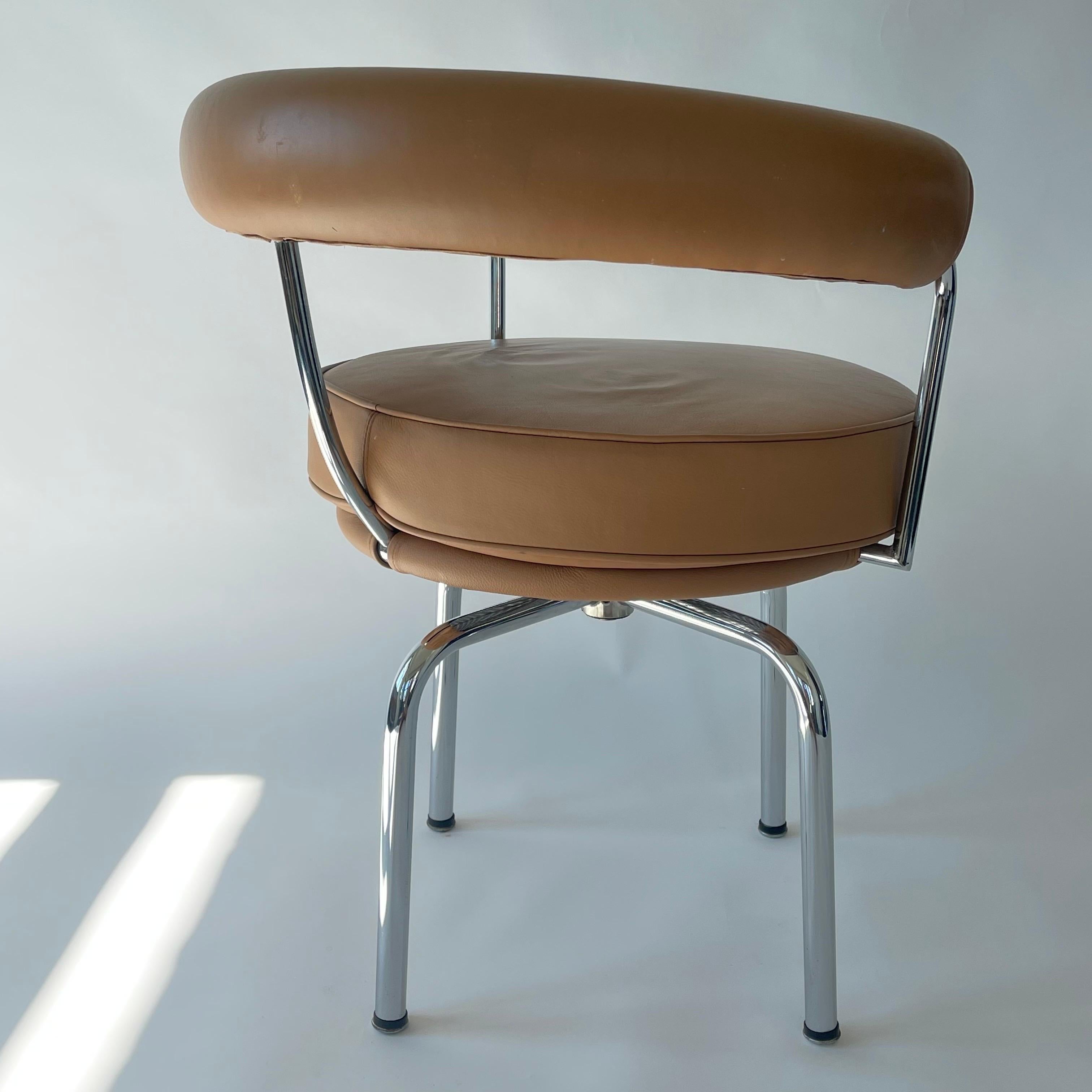 20th Century Le Corbusier, Perriand and Jeannette LC7 Leather Swivel chair for Casssina Italy For Sale