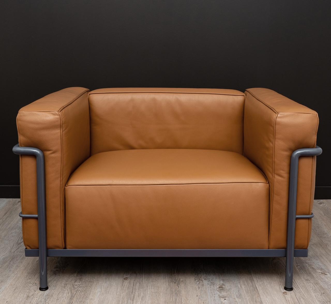 LC3 armchair designed by Le Corbusier, Perriand, Jeanneret in 1928.

Edition in cognac brown leather by Cassina, circa 2000.

Lacquered structure in slate gray.

Cassina serial number and ‘’Le Corbusier’’ engraved signature.

Very good