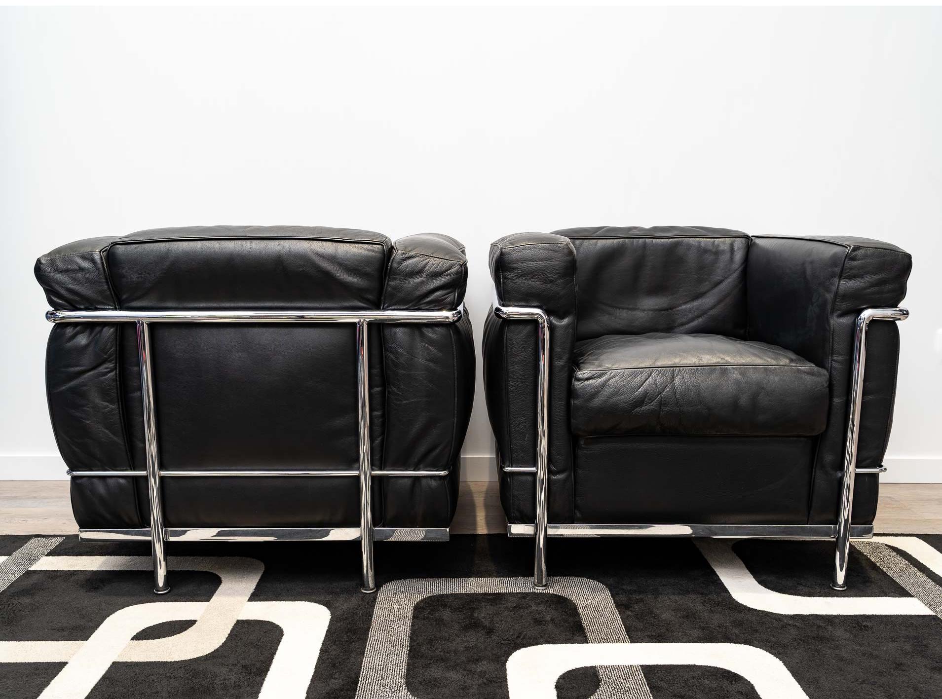 Pair of authentic LC2, designed by Le Corbusier, Perriand and Jeanneret in 1928.
Cassina edition in black leather, polyurethane foam padding.
Engraved serial numbers and Cassina signature.

Very good condition, superb vintage patina.
The asking