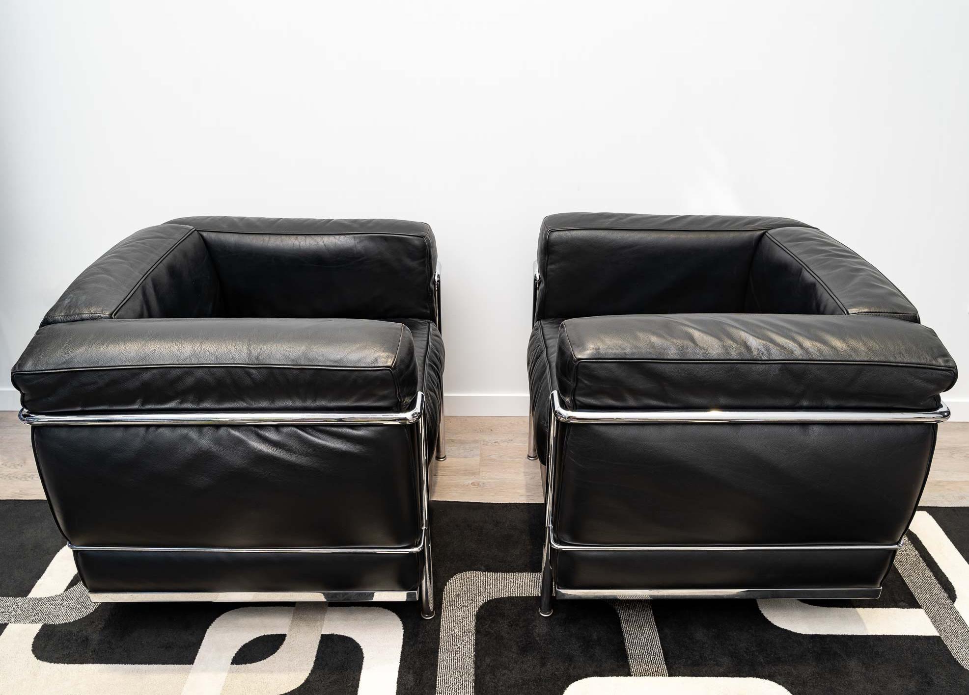 Le Corbusier, Perriand, Jeanneret, Cassina Pair of LC2 Armchairs Black Leather In Fair Condition In Boulogne Billancourt, FR
