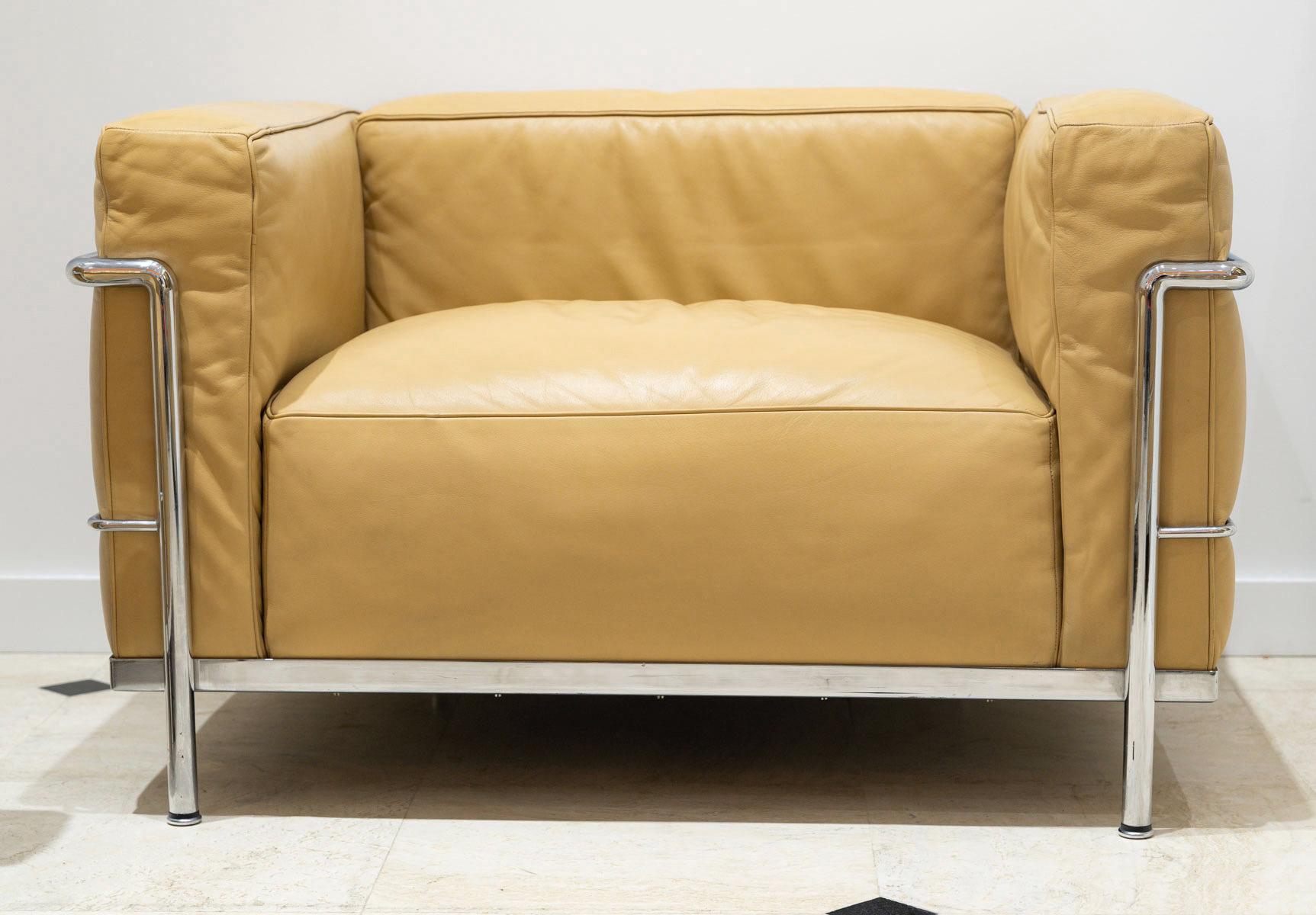 Coppia di autentiche poltrone LC3, disegnate da Le Corbusier, Jeanneret, Perriand e Jeanneret nel 1928.
Edizione Cassina, pelle color oro cammello.
Numeri di serie incisi e firma di Cassina.

Condizioni vintage molto buone.
Sono disponibili quattro