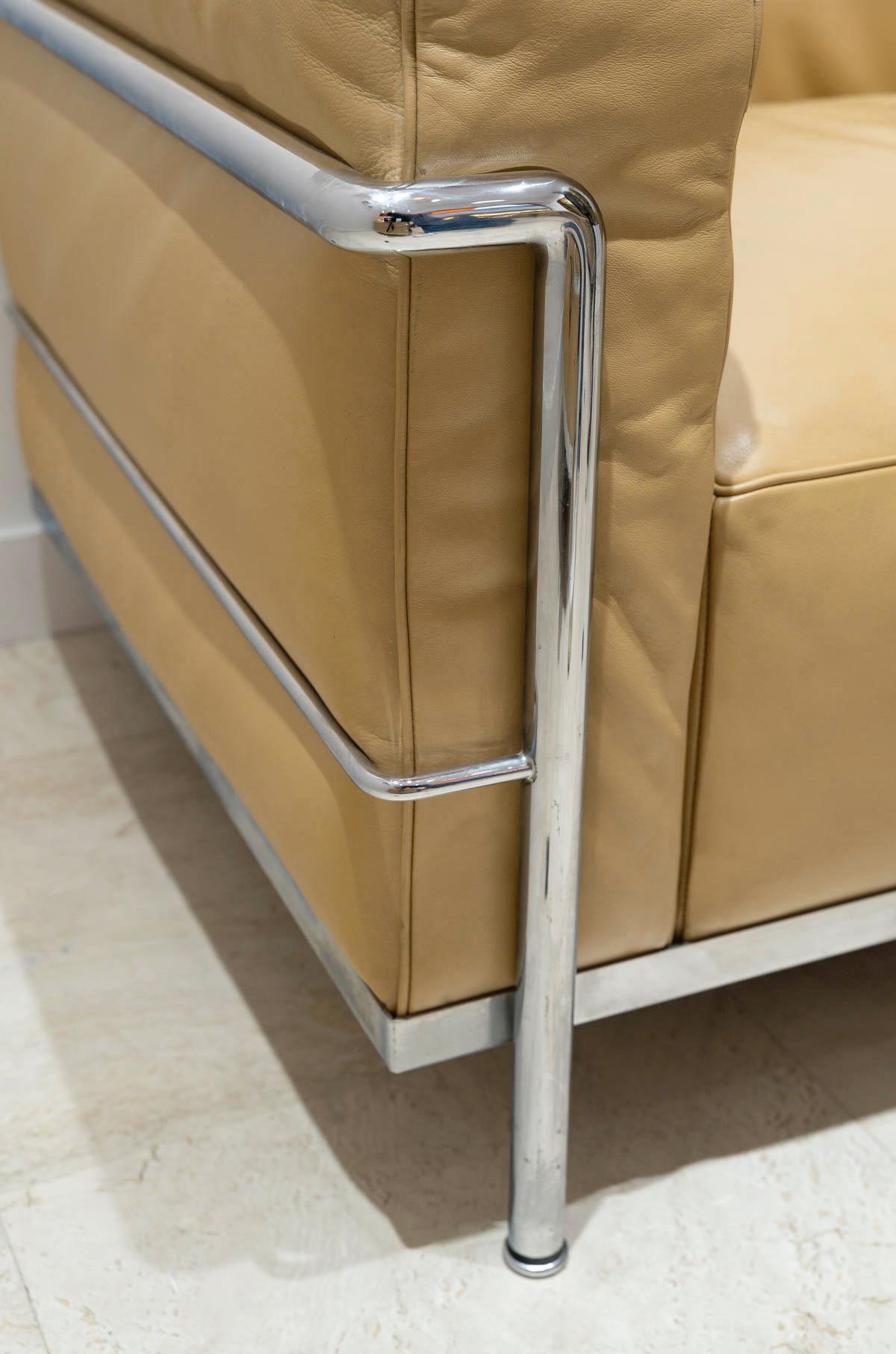 Francese Le Corbusier, Jeanneret, Perriand Coppia di poltrone LC3 in pelle d'oro in vendita