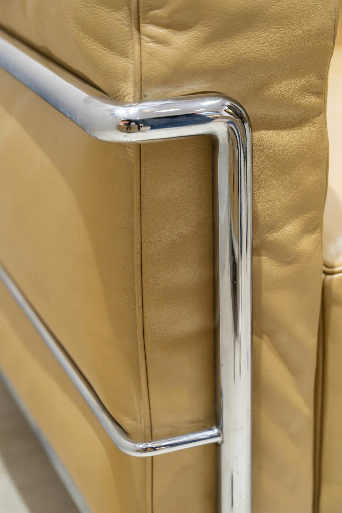 Le Corbusier, Jeanneret, Perriand Coppia di poltrone LC3 in pelle d'oro In condizioni buone in vendita a Boulogne Billancourt, FR