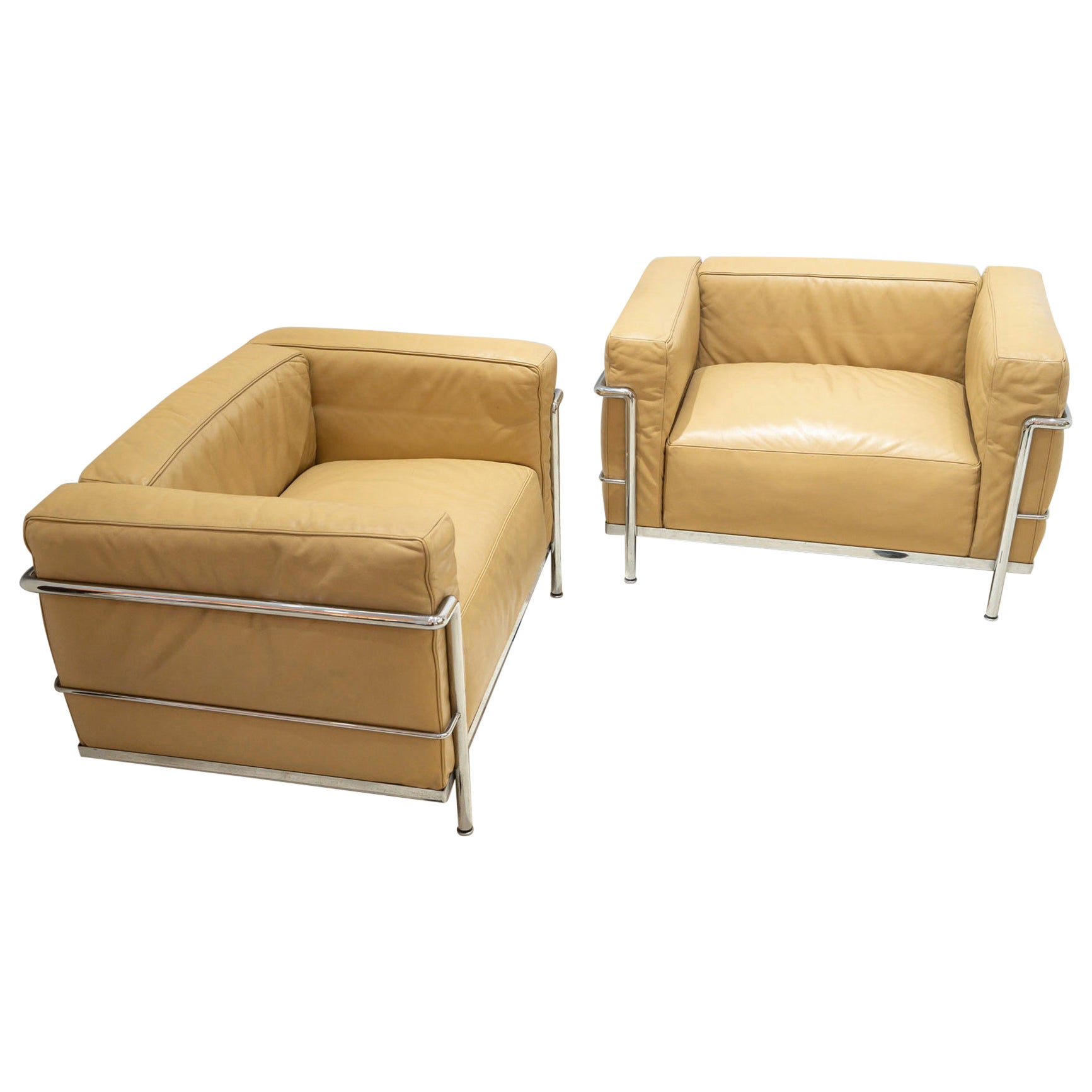 Le Corbusier, Jeanneret, Perriand Coppia di poltrone LC3 in pelle d
oro in vendita