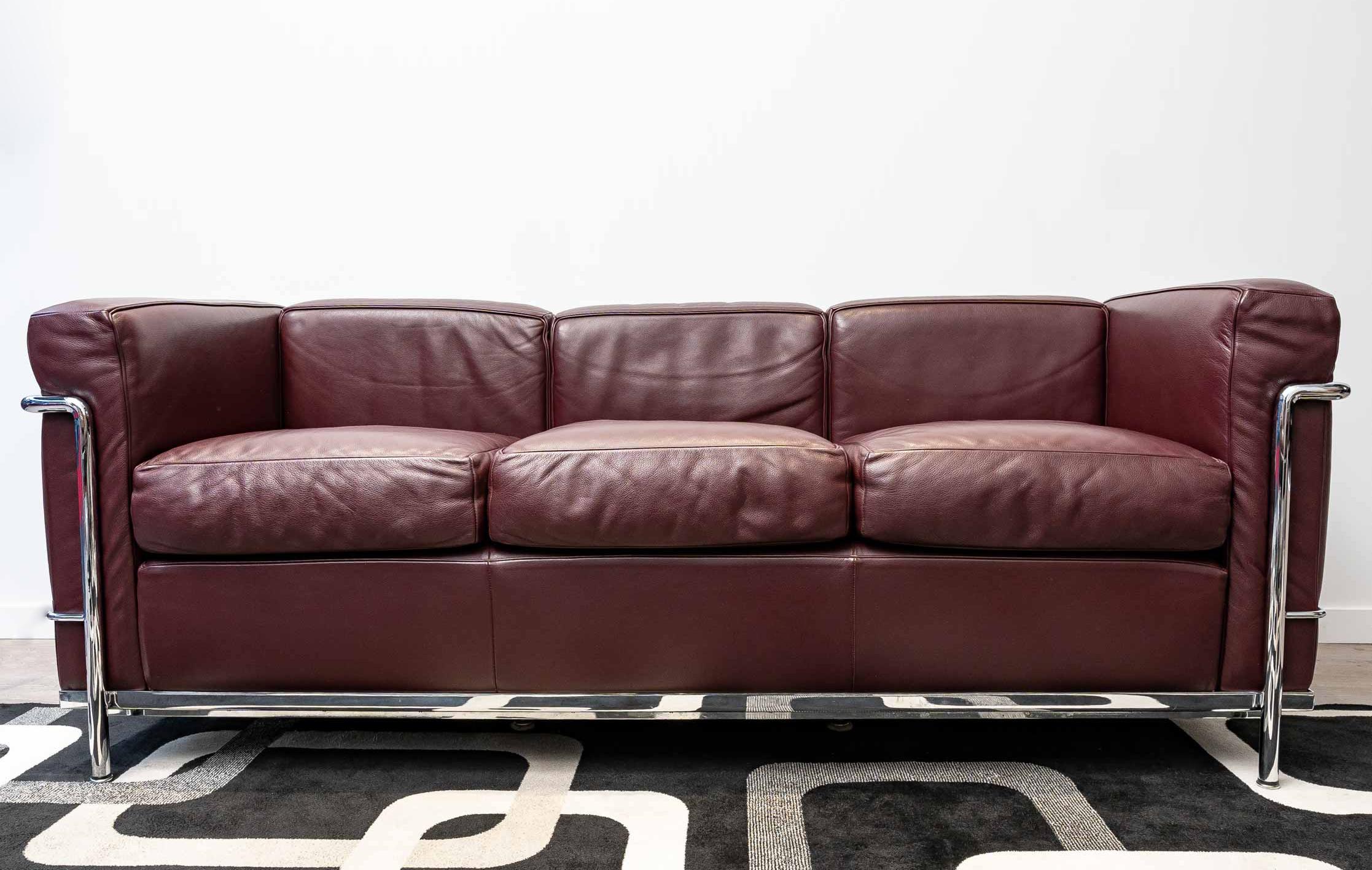 Authentic LC2 3-seater sofa, designed by Le Corbusier, Perriand and Jeanneret in 1928.
Cassina edition in LCX leather in a sublime deep burgundy red ( Ref.: Bulgarian Red ).
Engraved serial number and Cassina signature.

Excellent condition.

W. 180