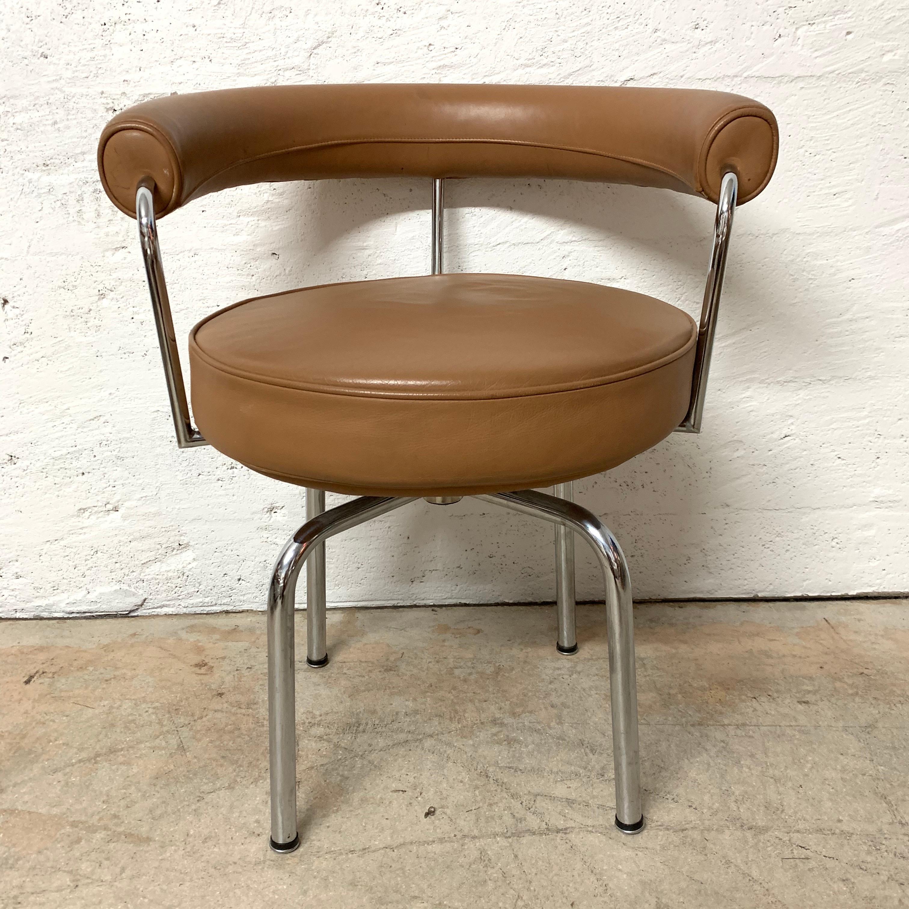 Drehbarer Esszimmerstuhl LC7 mit verchromtem Stahlgestell und cognacfarbener Lederpolsterung, entworfen von Le Corbusier, Charlotte Perriand und Pierre Jeanneret für Cassina, Italien, 1970er Jahre.