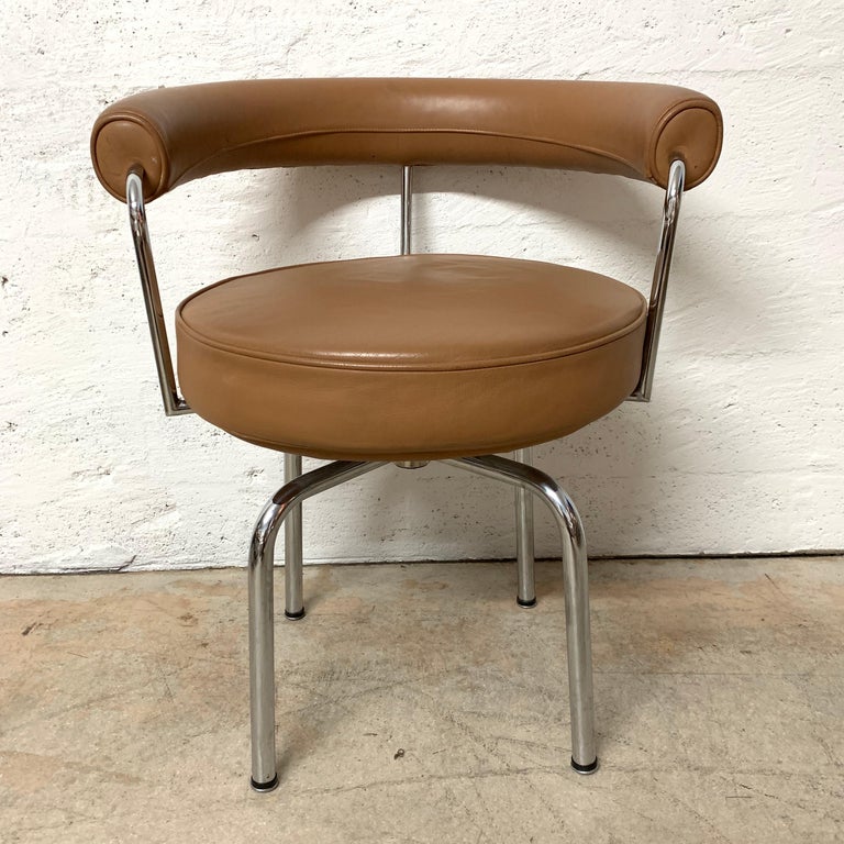 LC7 swivel dining chair rendered in a chrome-plated steel frame with cognac leather upholstery designed by Le Corbusier, Charlotte Perriand, and Pierre Jeanneret for Cassina, Italy, 1970s.