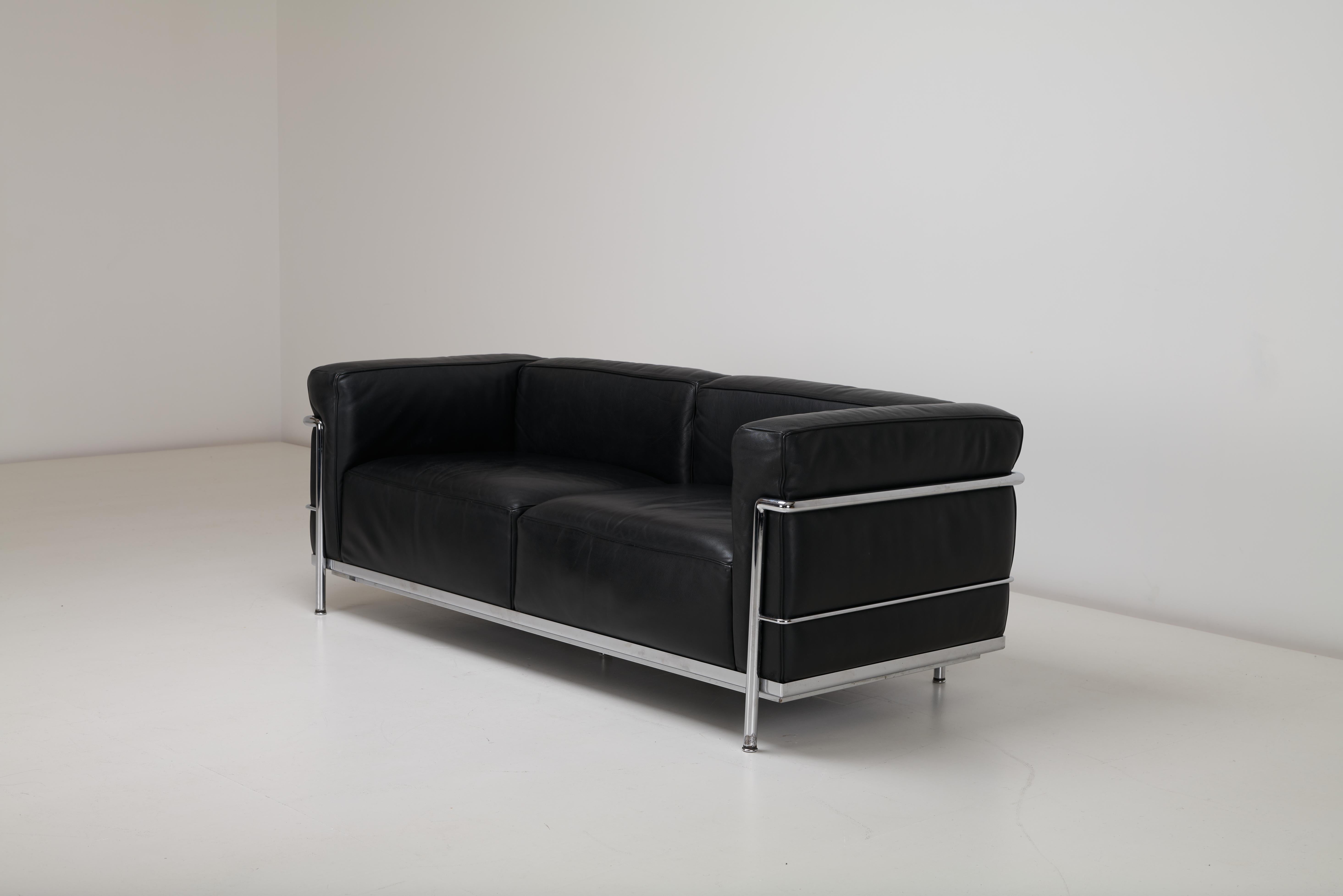 Este exquisito sofá de dos plazas, una impresionante pieza de la célebre colección LC3, fue diseñado por Le Corbusier, Pierre Jeanneret y Charlotte Perriand en 1928. Nuestro ejemplo está fabricado por el actual titular de la licencia, Cassina, y