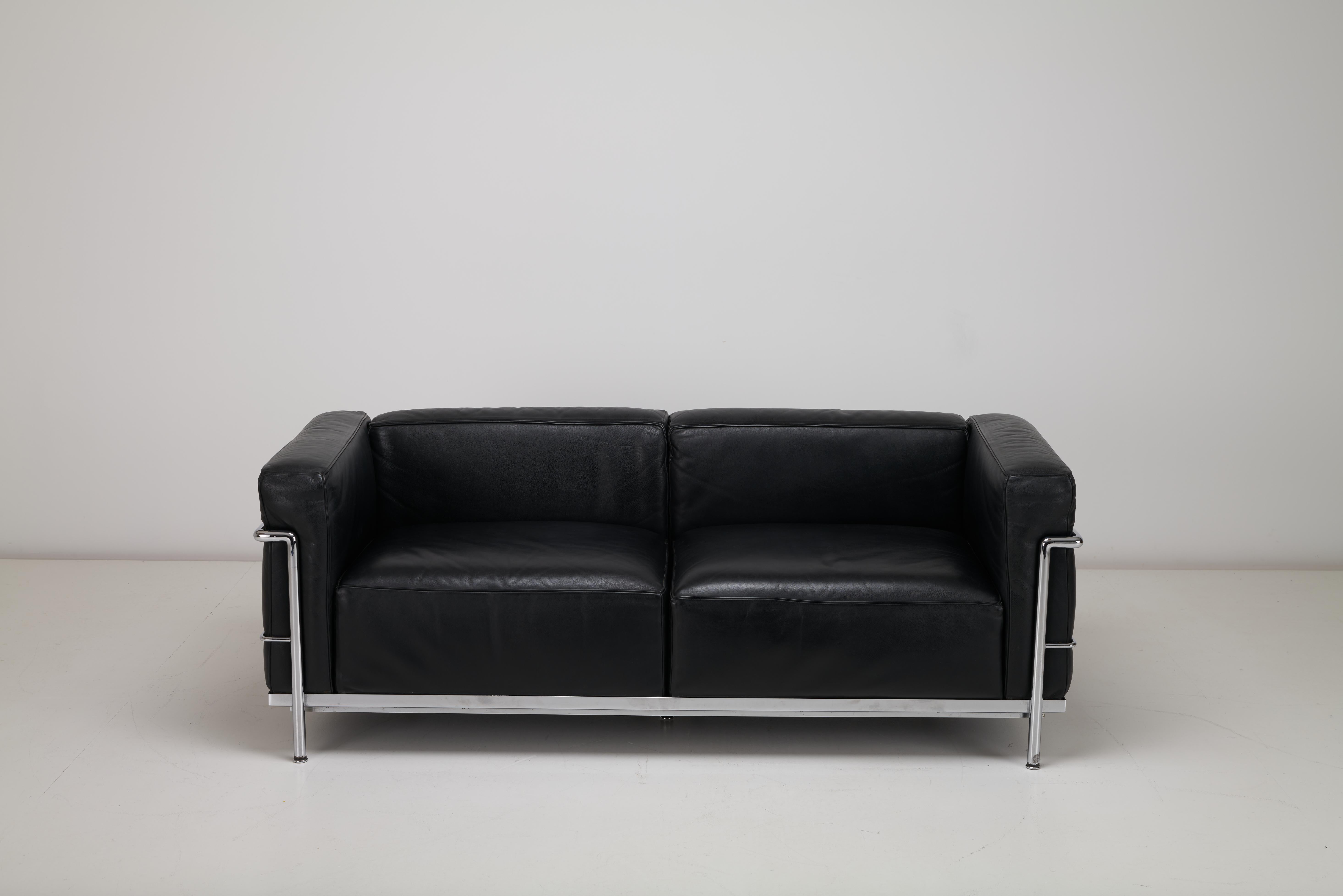 Le Corbusier, Pierre Jeanneret & Charlotte Perriand, Sofá Cassina LC3, años 80 en Bueno estado para la venta en Uxbridge, GB