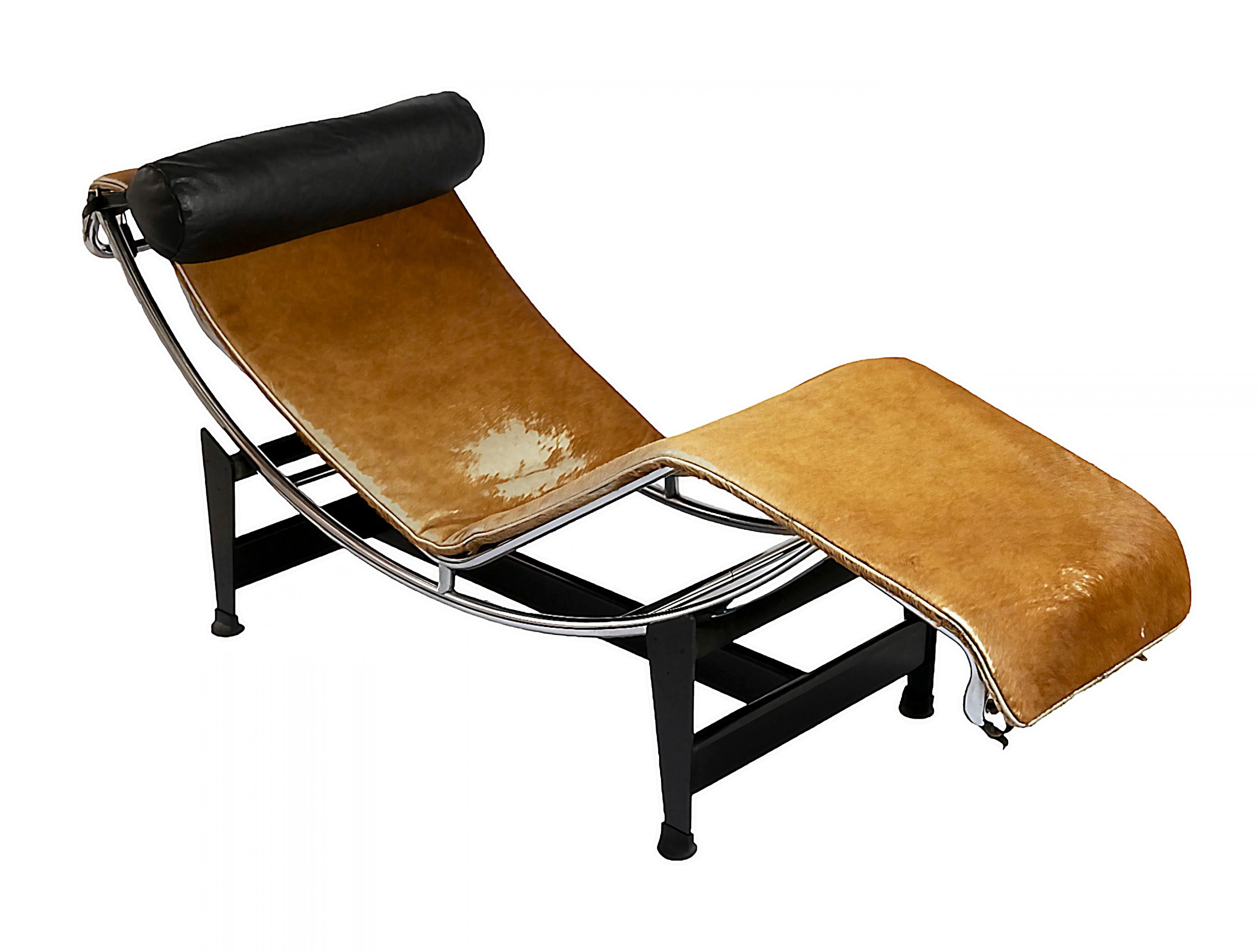 Chaise longue vintage Le Corbusier, Pierre Jeanneret, Charlotte Perriand  LC4 creada en la década de 1928.
Fabricado por Cassina edición circa 1970's.
Firmado en cromo: Le Corbusier, LC4, 9853.
Etiqueta: Cassina.
De piel de vaca/poni natural,