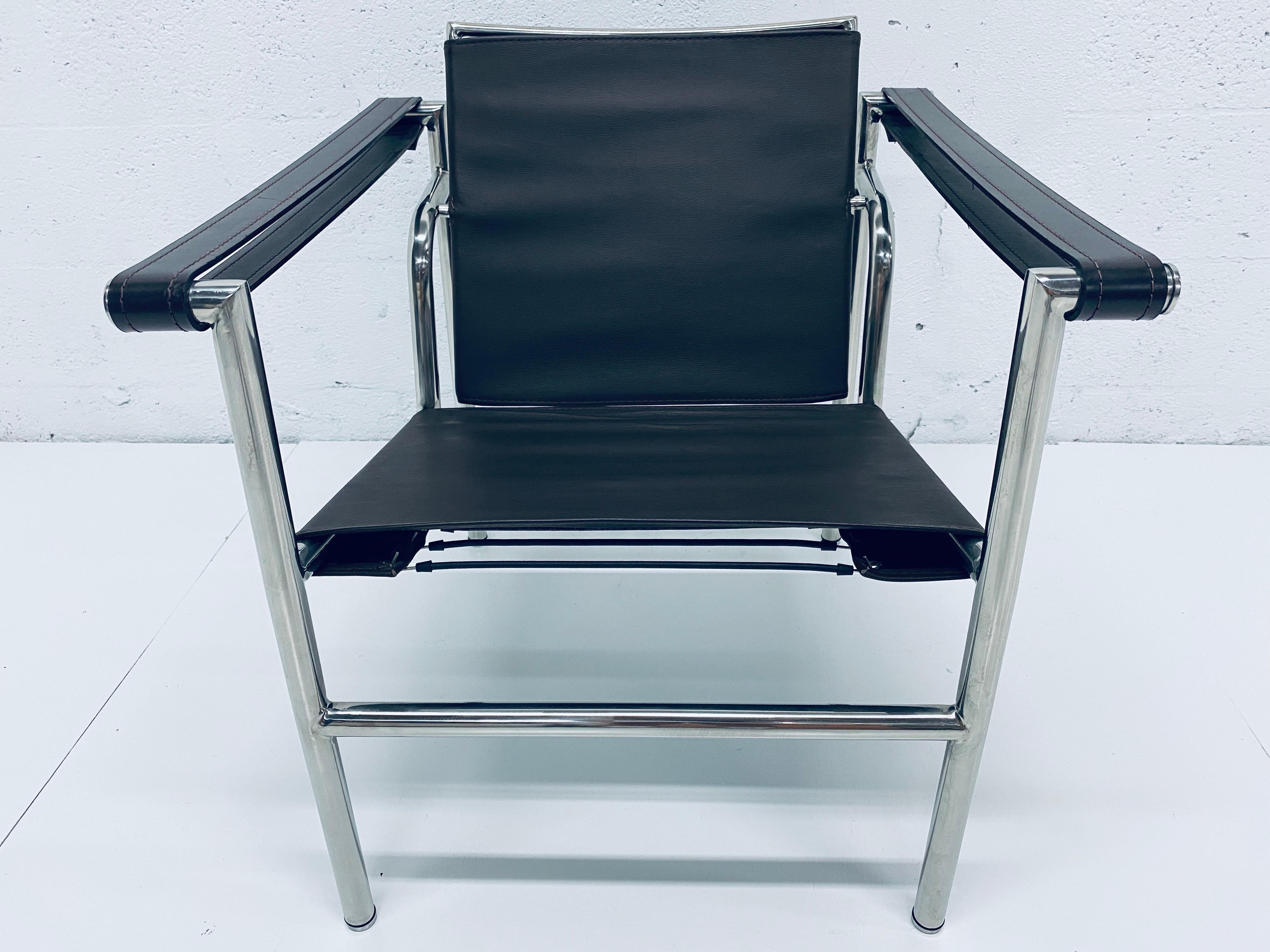 Le Corbusier LC1 sling chair in brown leather on chrome frame based off the original design by Le Corbusier, Pierre Jeanneret and Charlotte Perriand. The leather elements connect with tension springs. Manufacturer and origin unknown, circa 1970s. 