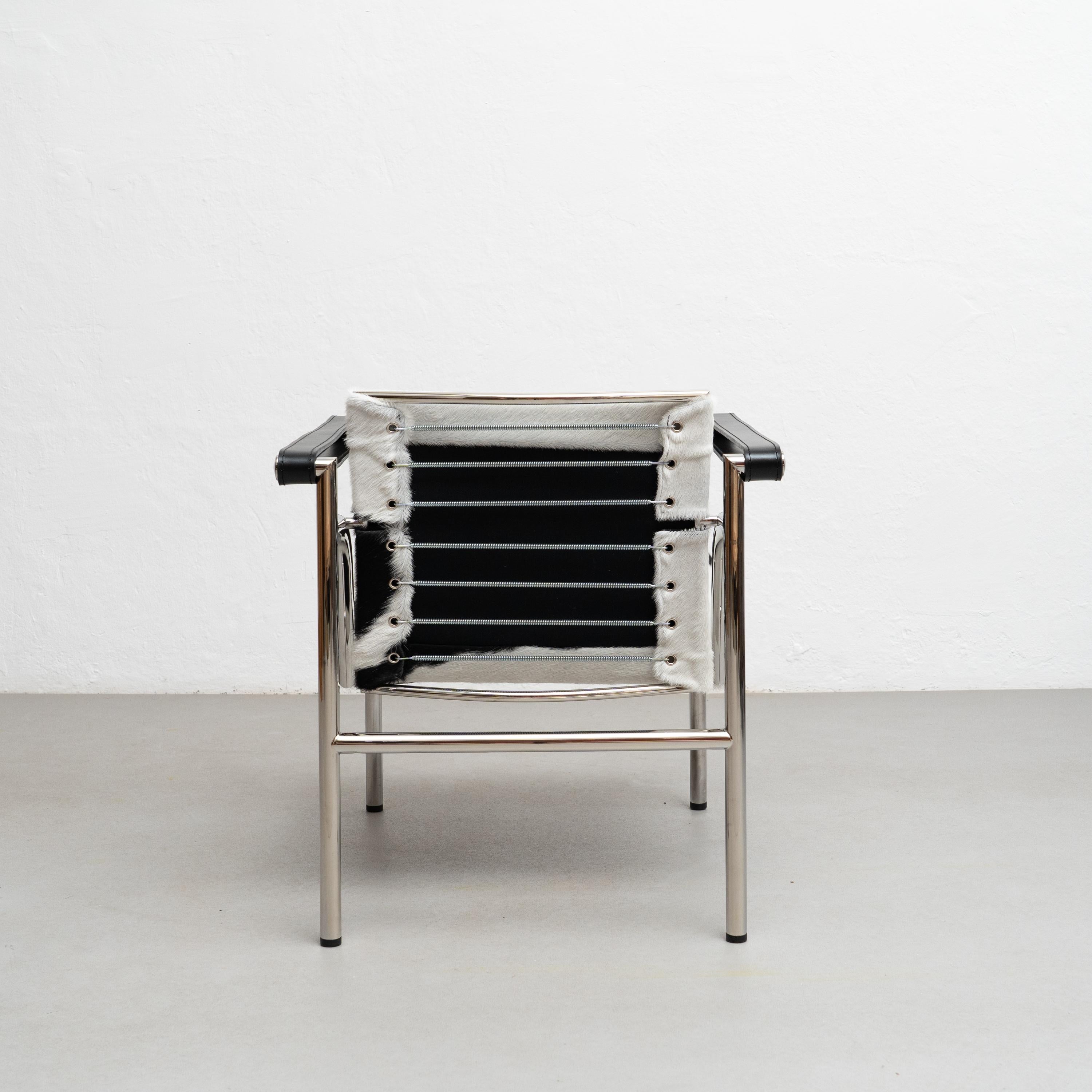 Chaise conçue par Le Corbusier, Pierre Jeanneret, Charlotte Perriand en 1928. Relancé en 1965.
Fabriqué par Cassina en Italie.

Une chaise légère et compacte conçue et présentée au Salon d'Automne de 1929 avec d'autres modèles importants, tels