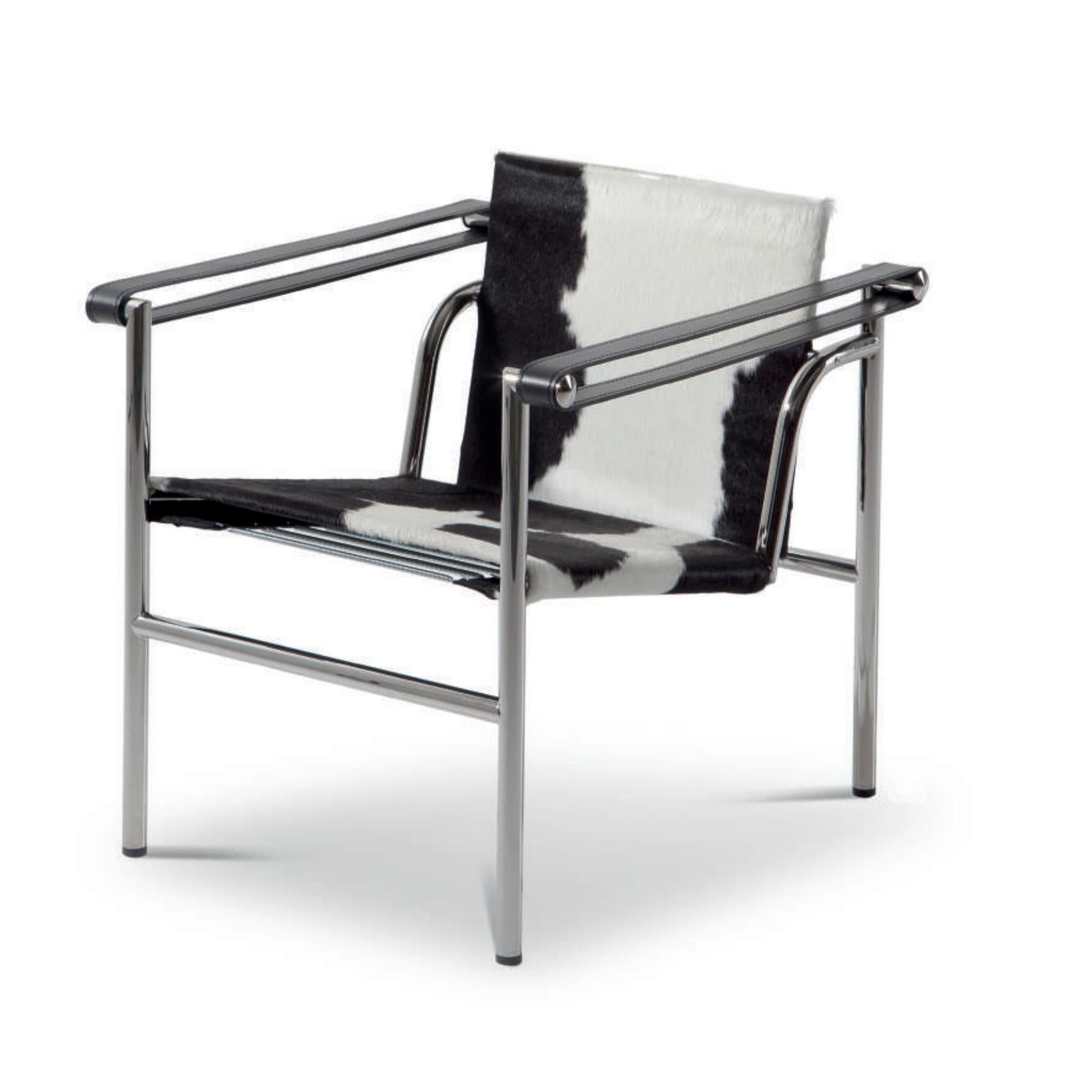 Stuhl, entworfen von Le Corbusier, Pierre Jeanneret und Charlotte Perriand im Jahr 1928. Neu aufgelegt im Jahr 1965.
Hergestellt von Cassina in Italien.

Ein leichter, kompakter Stuhl, der zusammen mit anderen wichtigen Modellen wie den Sesseln