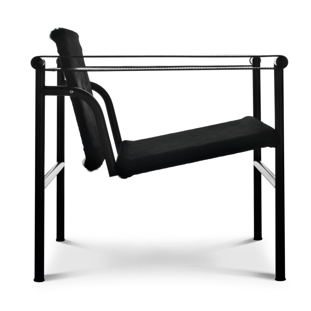 Stuhl, entworfen von Le Corbusier, Pierre Jeanneret und Charlotte Perriand im Jahr 1928. Neu aufgelegt im Jahr 1965.
Hergestellt von Cassina in Italien.

Ein leichter, kompakter Stuhl, der zusammen mit anderen wichtigen Modellen wie den Sesseln