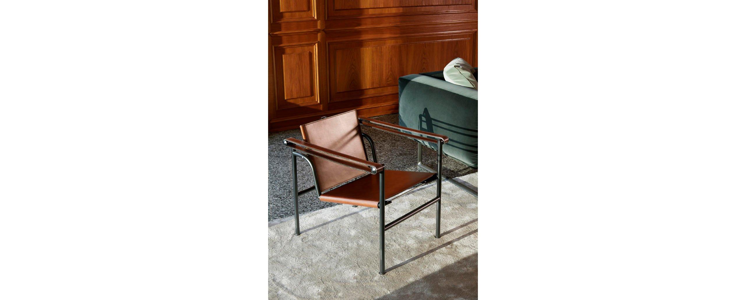 Stuhl, entworfen von Le Corbusier, Pierre Jeanneret und Charlotte Perriand im Jahr 1928. Neu aufgelegt im Jahr 1965.
Hergestellt von Cassina in Italien.

Ein leichter, kompakter Stuhl, der zusammen mit anderen wichtigen Modellen wie den Sesseln LC2