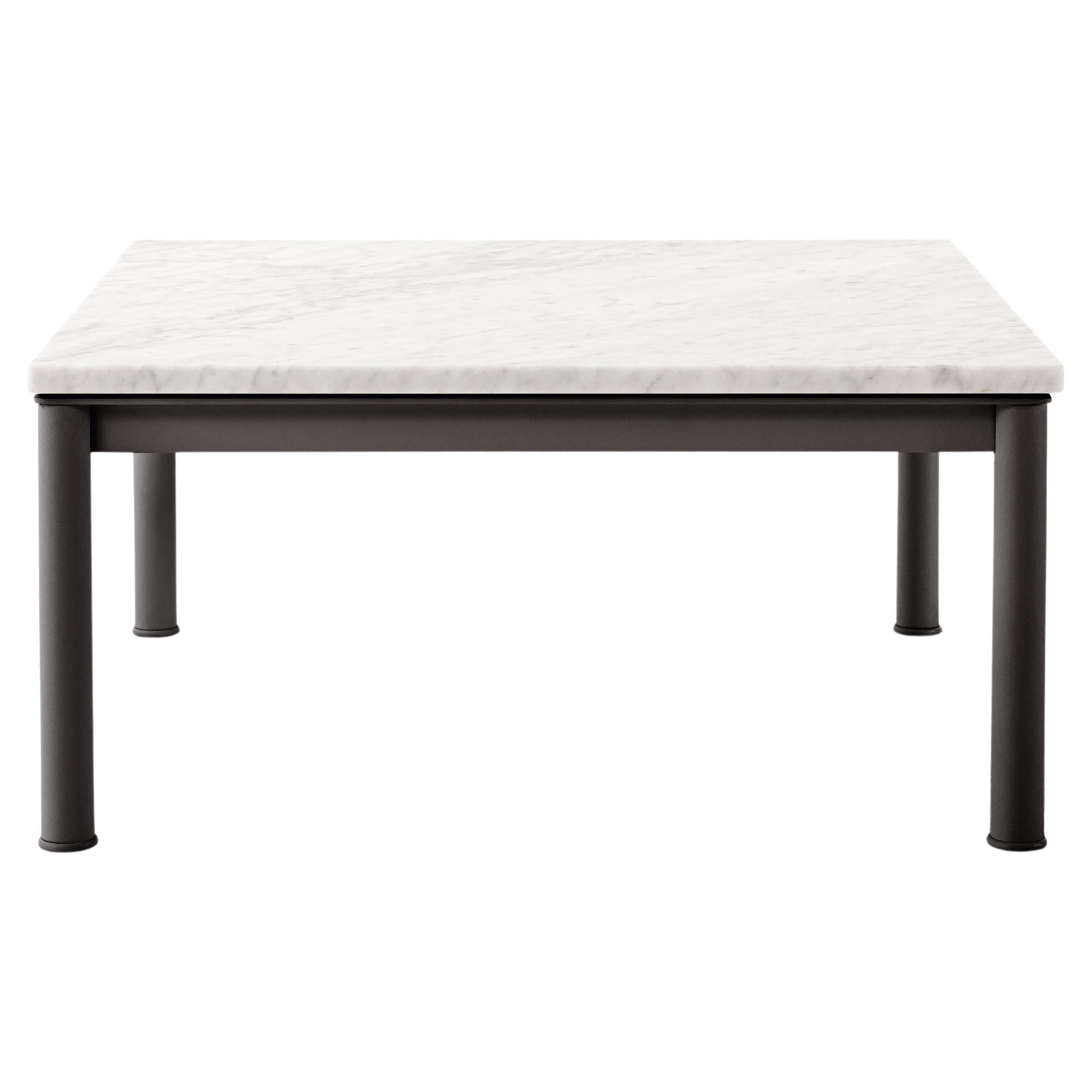 Viereckiger Tisch LC10 aus strukturiertem Elfenbein im Freien, entworfen von Le Corbusier, Pierre Jeanneret und Charlotte Perriand im Jahr 1929. Sie wurde 1984 von Perriand wieder aufgegriffen und ein Jahr später von Cassina neu aufgelegt.