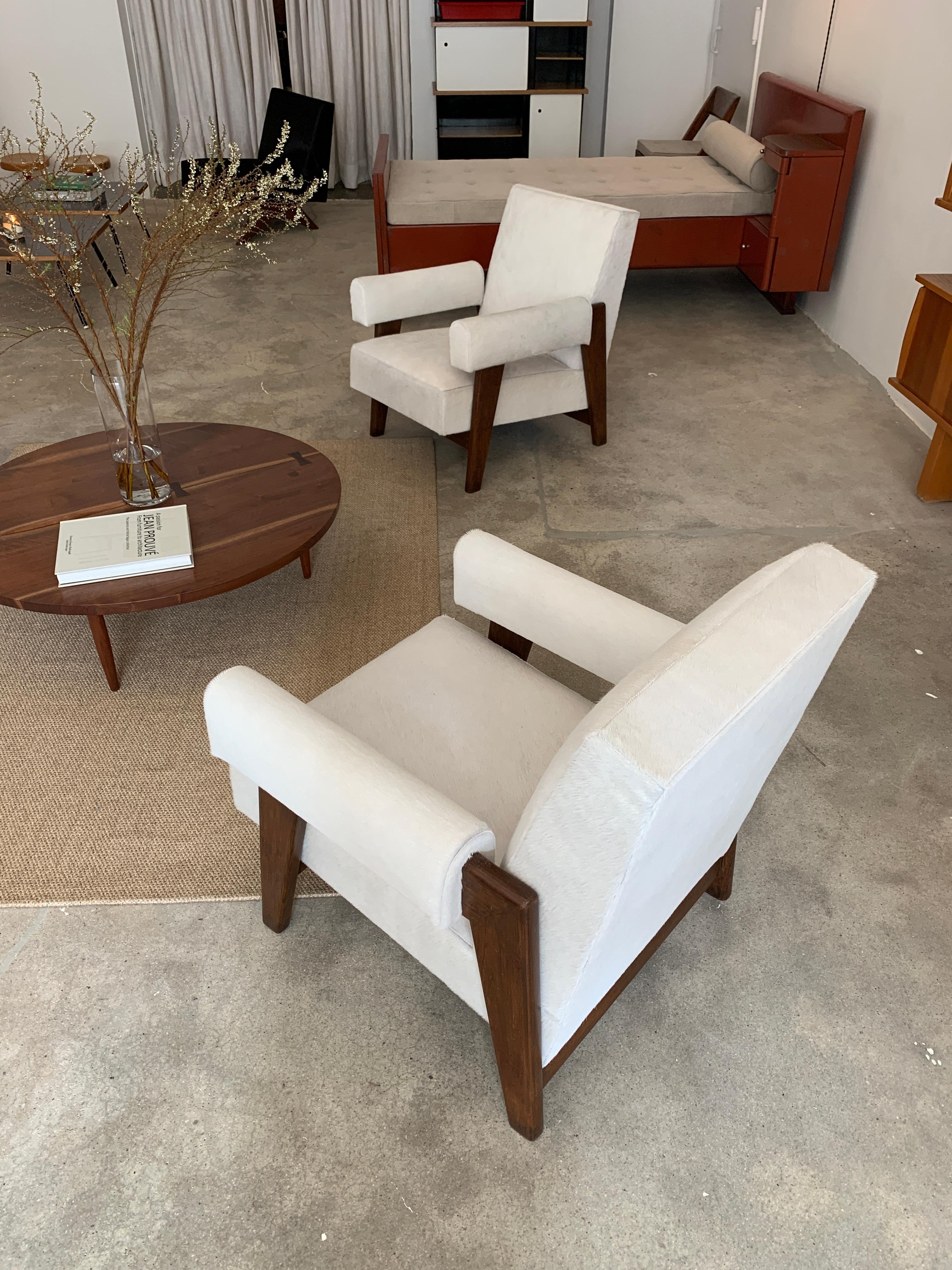 Seltene Sessel von Le Corbusier & Pierre Jeanneret, entworfen für das Hohe Gericht und die Versammlung, Chandigarh, ca. 1955-1956.

Restauriert mit einem atemberaubenden cremefarbenen Fell.

Bilder vor der Restaurierung verfügbar.