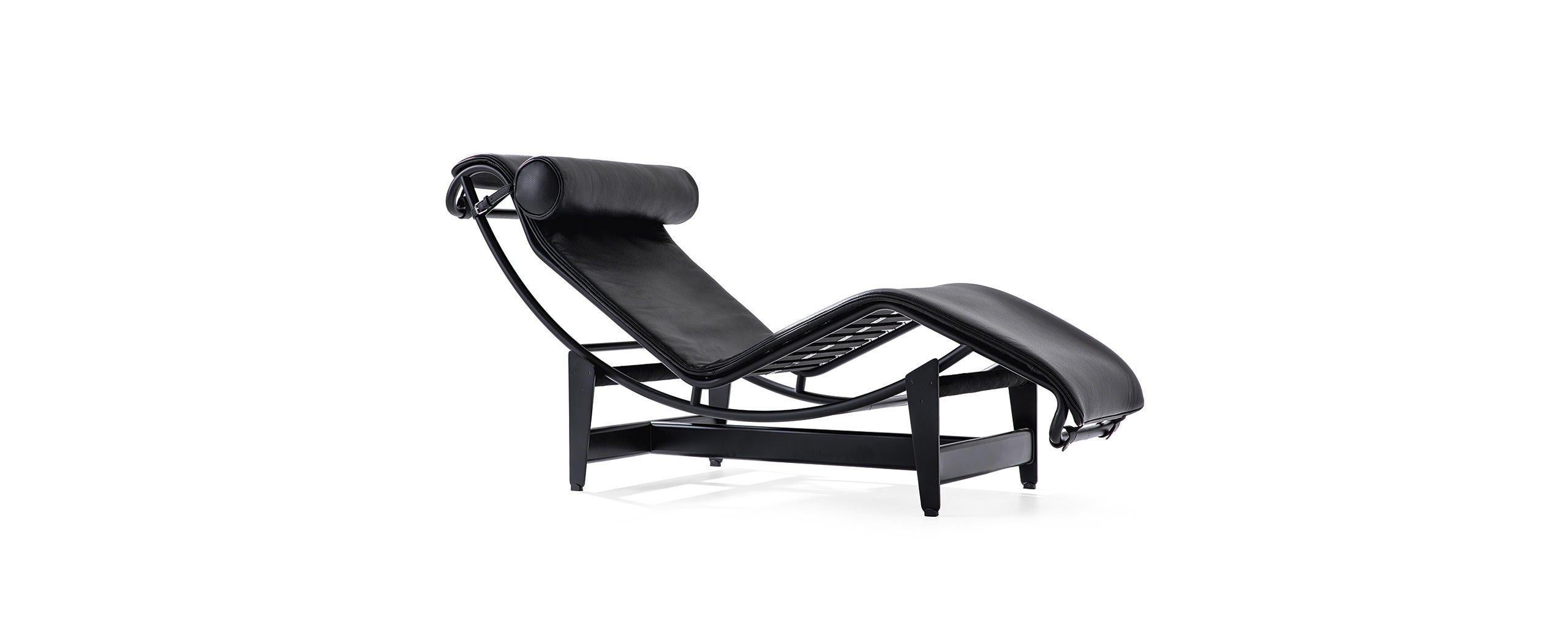 Chaise longue conçue par Le Corbusier, Pierre Jeanneret, Charlotte Perriand en 1965. Relancé en 2019.
Fabriqué par Cassina en Italie.

L'un des best-sellers mondiaux de Cassina, la LC4 est la quintessence de la chaise longue. Conçue en 1928, elle
