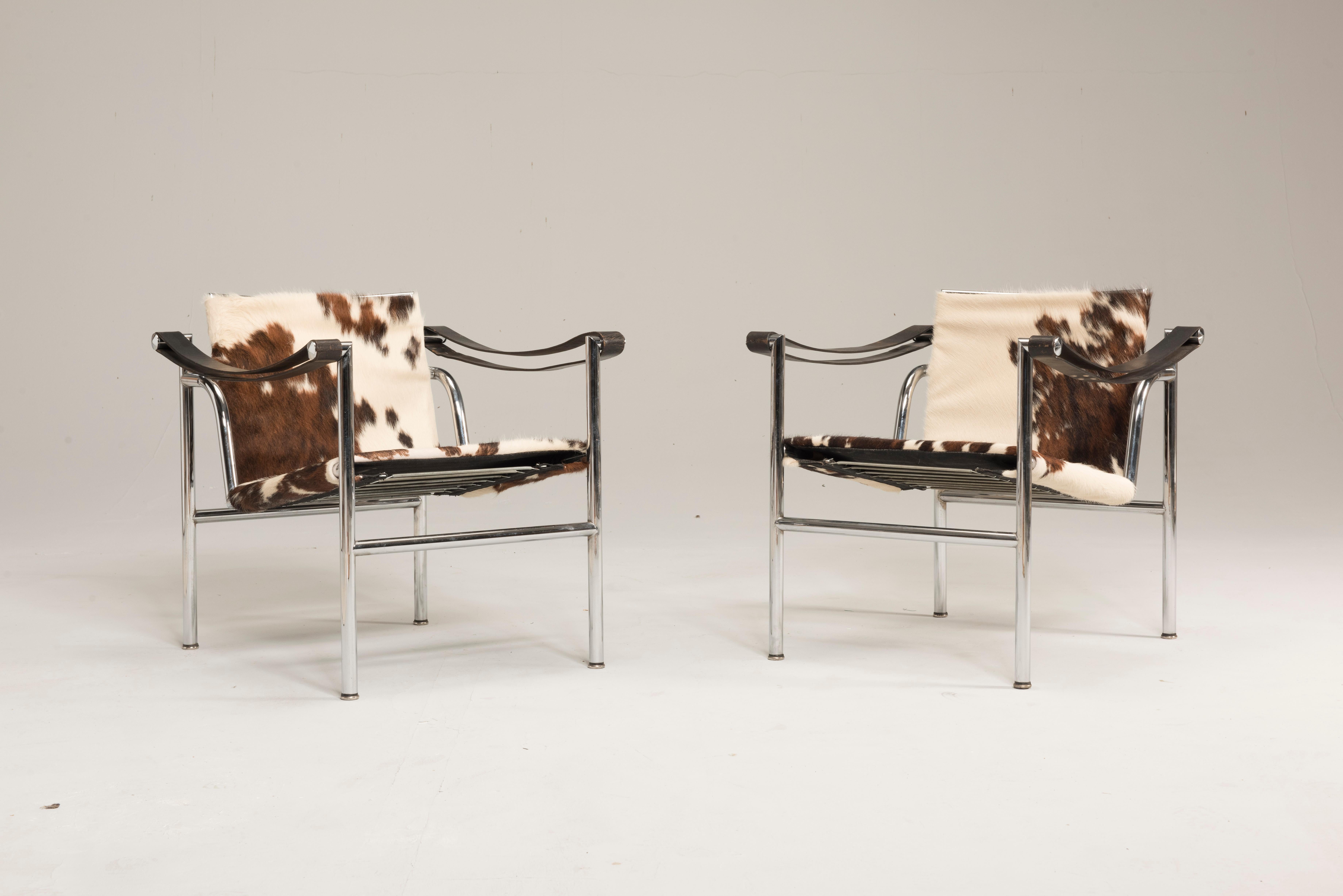 Cowskin seats and tilting backrest LC1 chairs with steel structure. They are also known as 