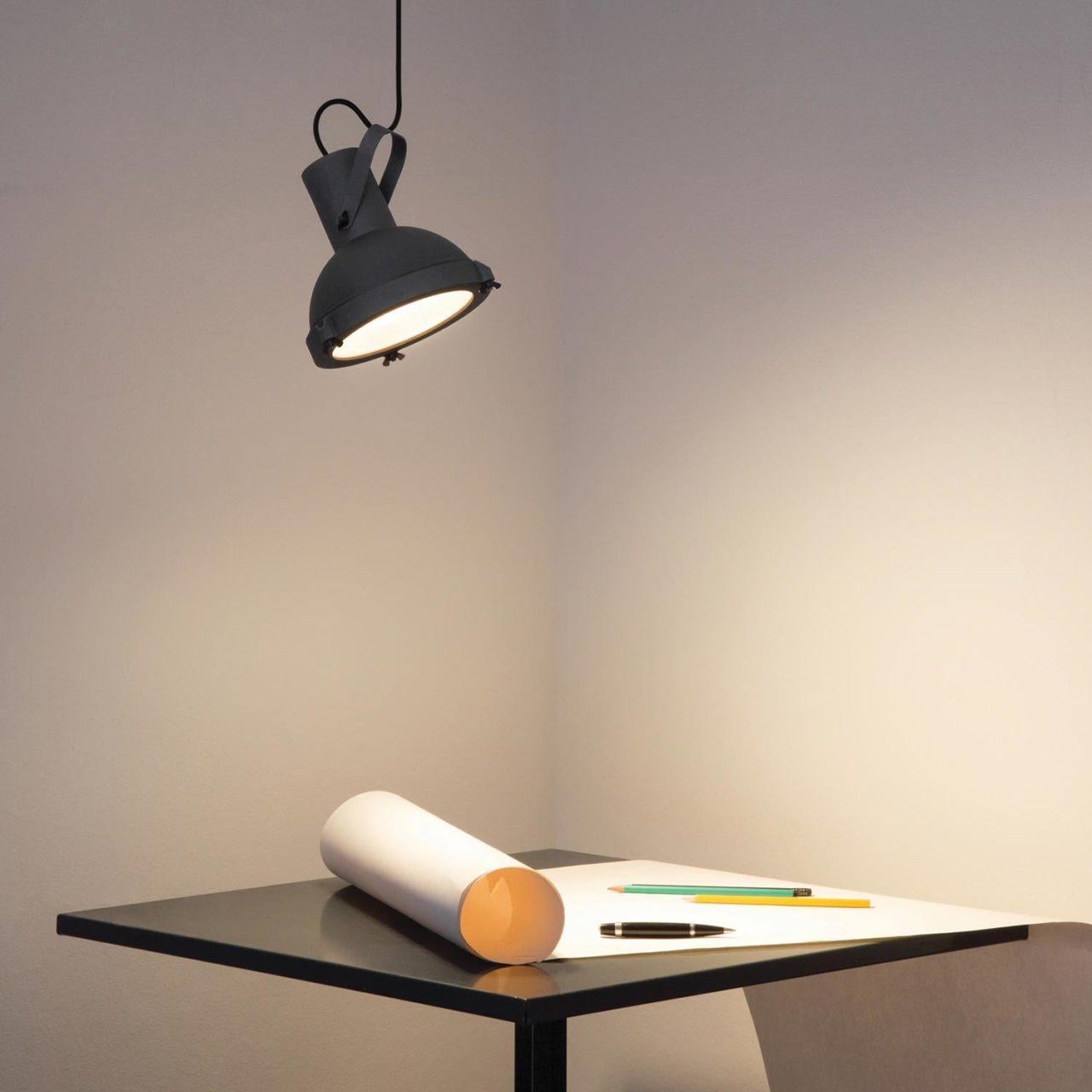 Lampe à suspension 'Projecteur 165' de Le Corbusier pour Nemo en Moka.

Inspiré par le design du Projecteur 365 de Le Corbusier 1950, le 