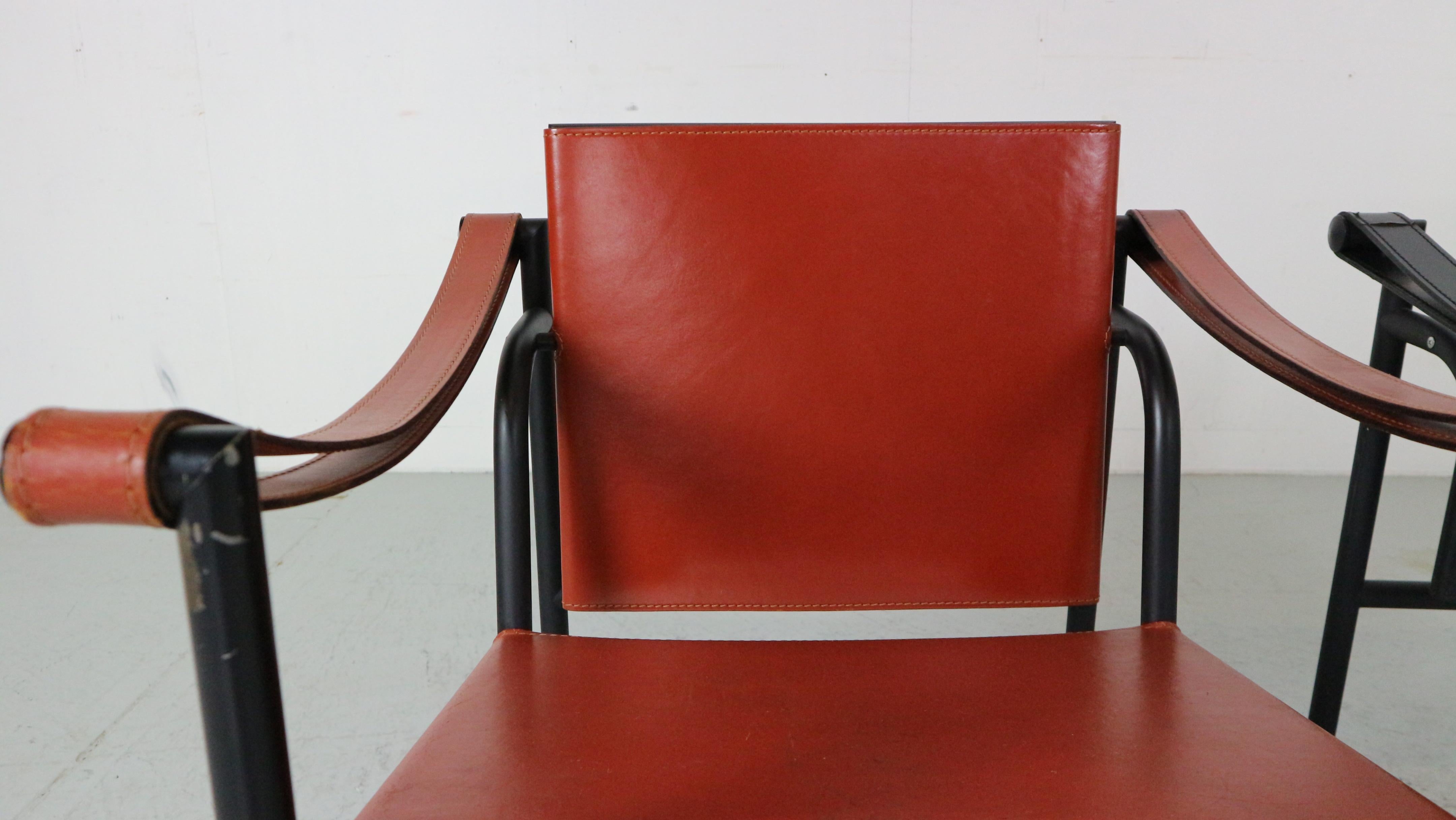 Ensemble de 2 fauteuils en cuir d'origine Le Corbusier, modèle LC1 pour Cassina, années 1970 3