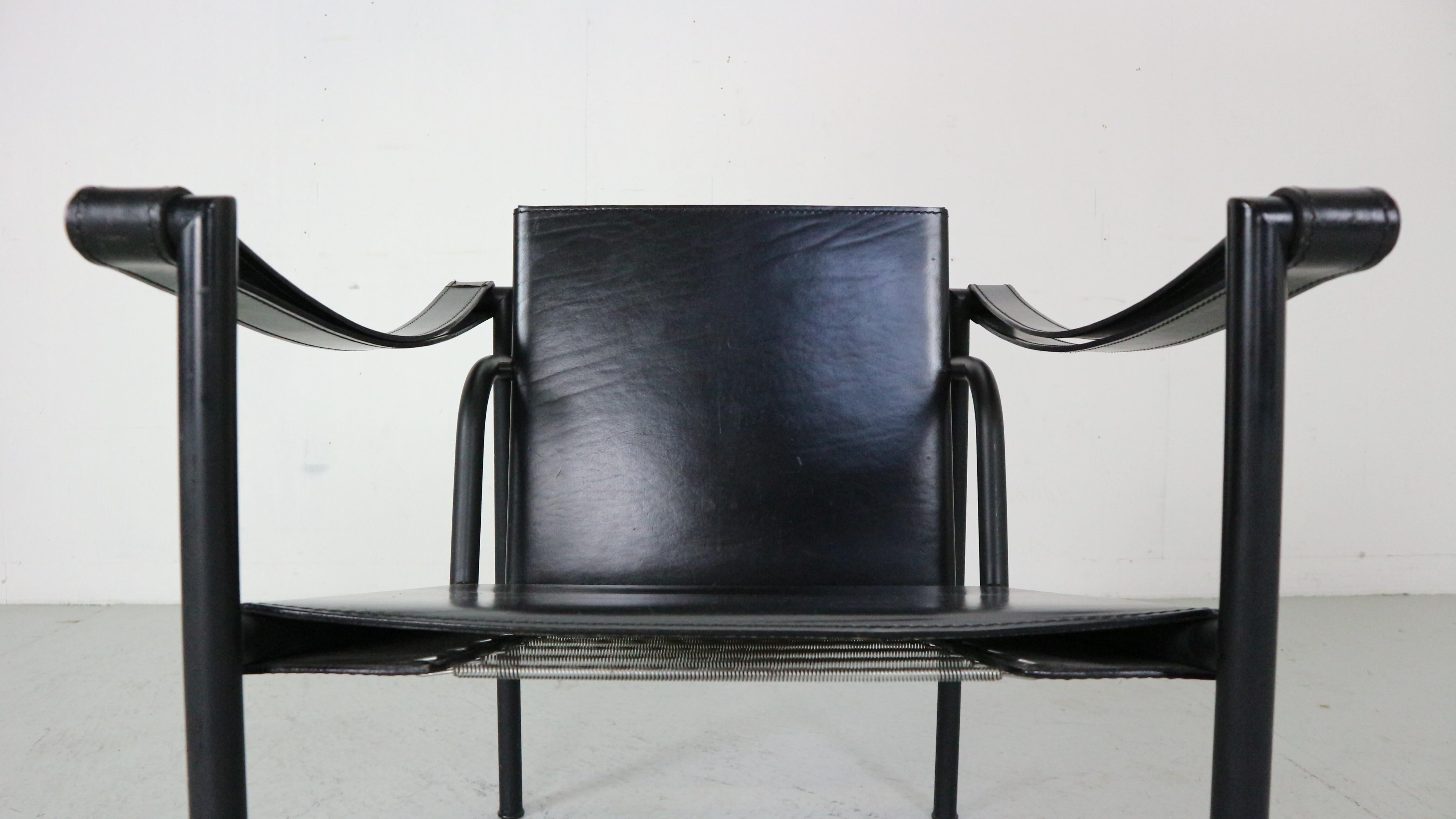 Ensemble de 2 fauteuils en cuir d'origine Le Corbusier, modèle LC1 pour Cassina, années 1970 9