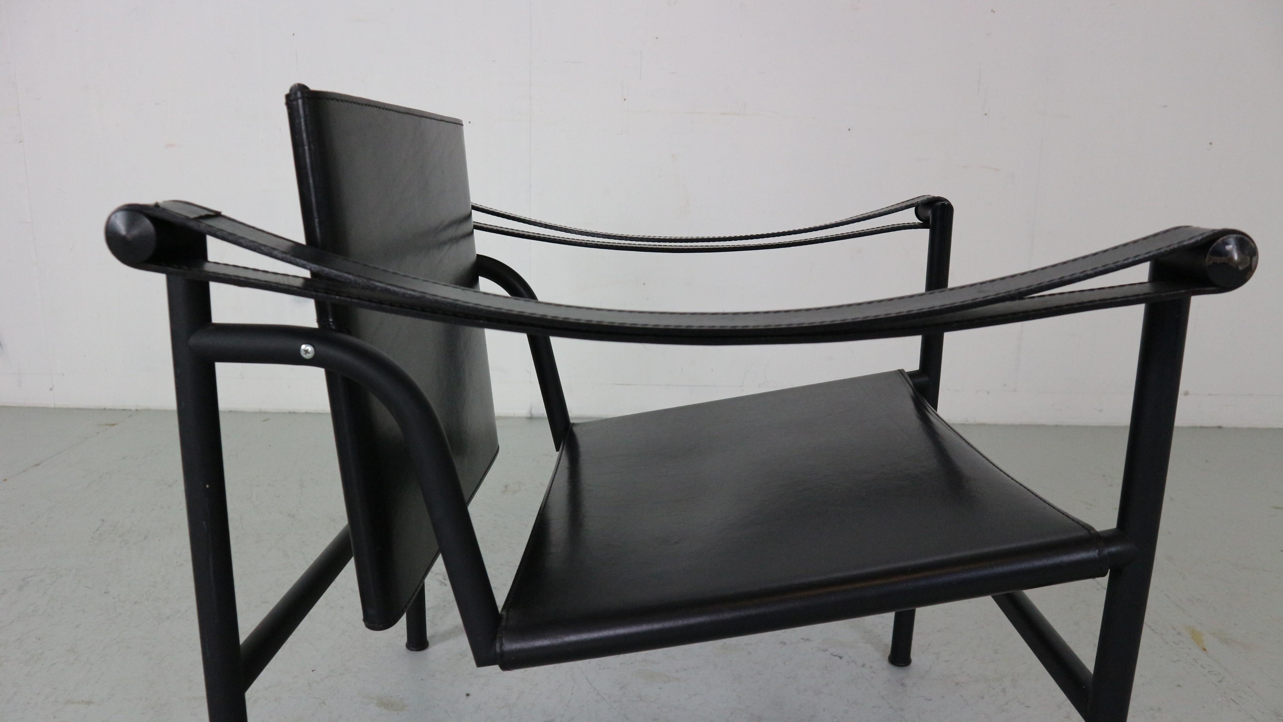 Ensemble de 2 fauteuils en cuir d'origine Le Corbusier, modèle LC1 pour Cassina, années 1970 11