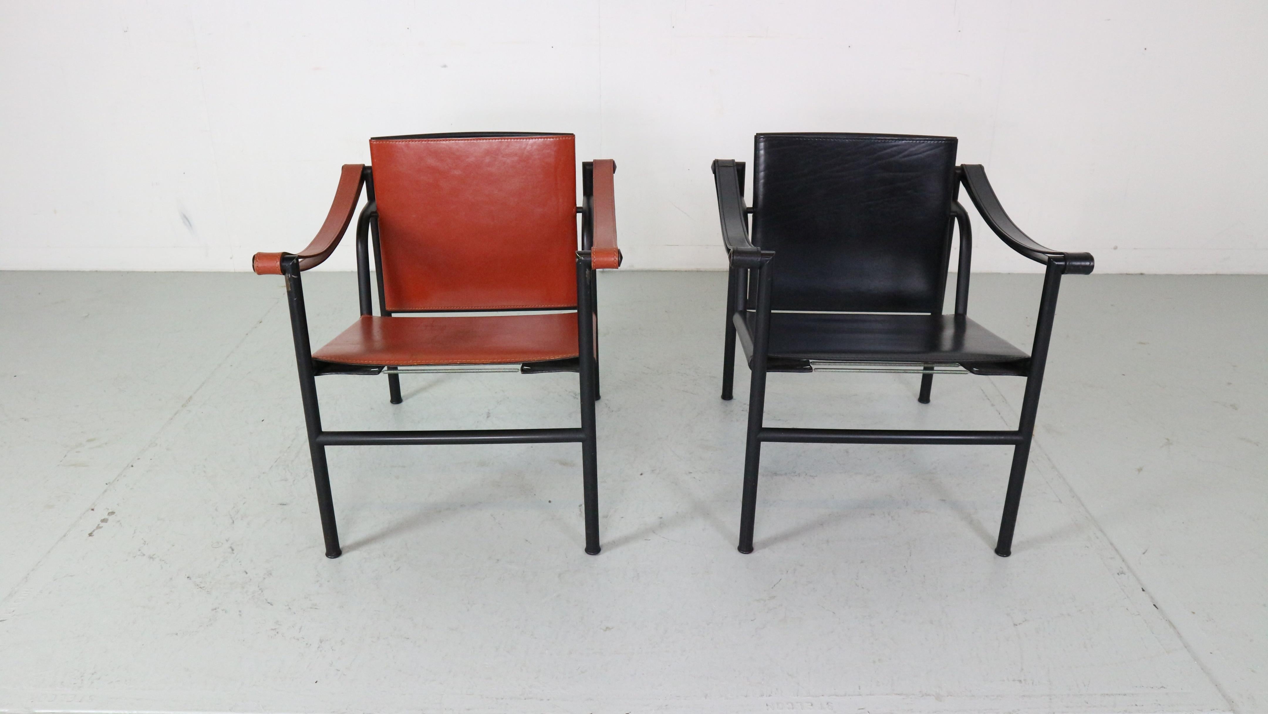 italien Ensemble de 2 fauteuils en cuir d'origine Le Corbusier, modèle LC1 pour Cassina, années 1970