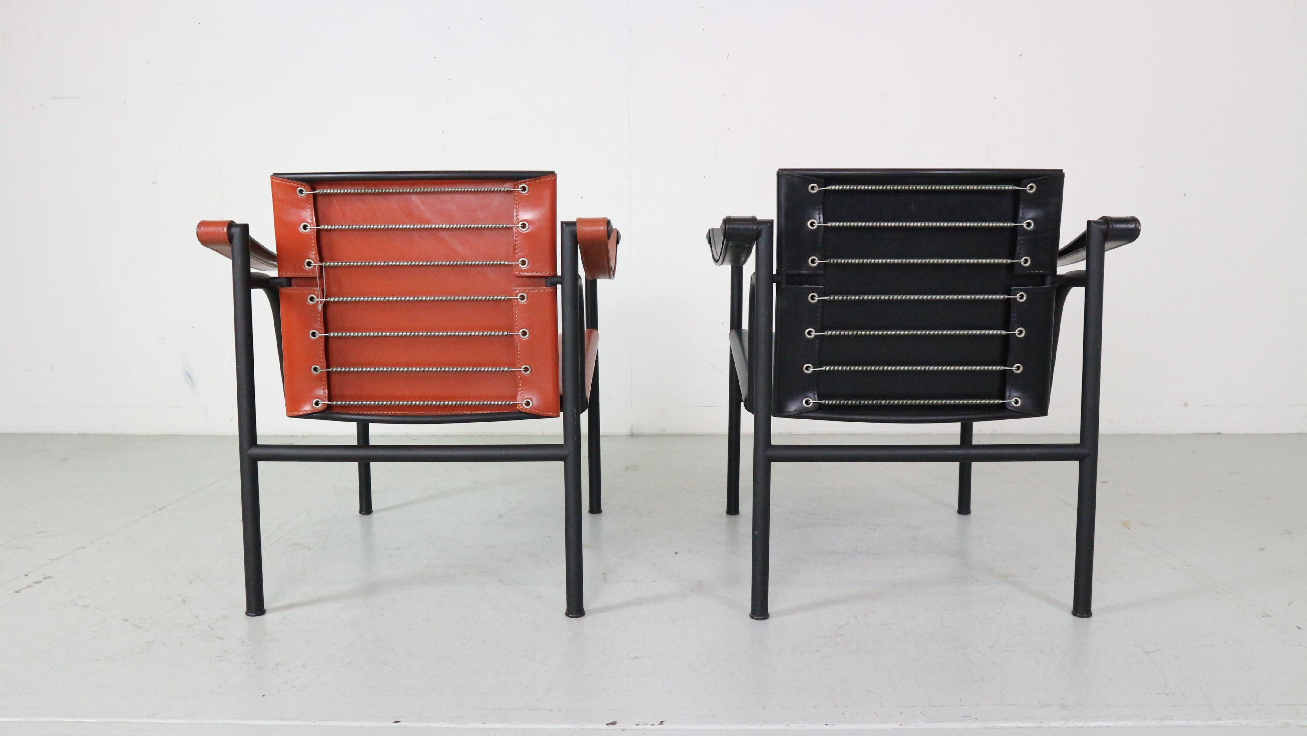 Cuir Ensemble de 2 fauteuils en cuir d'origine Le Corbusier, modèle LC1 pour Cassina, années 1970