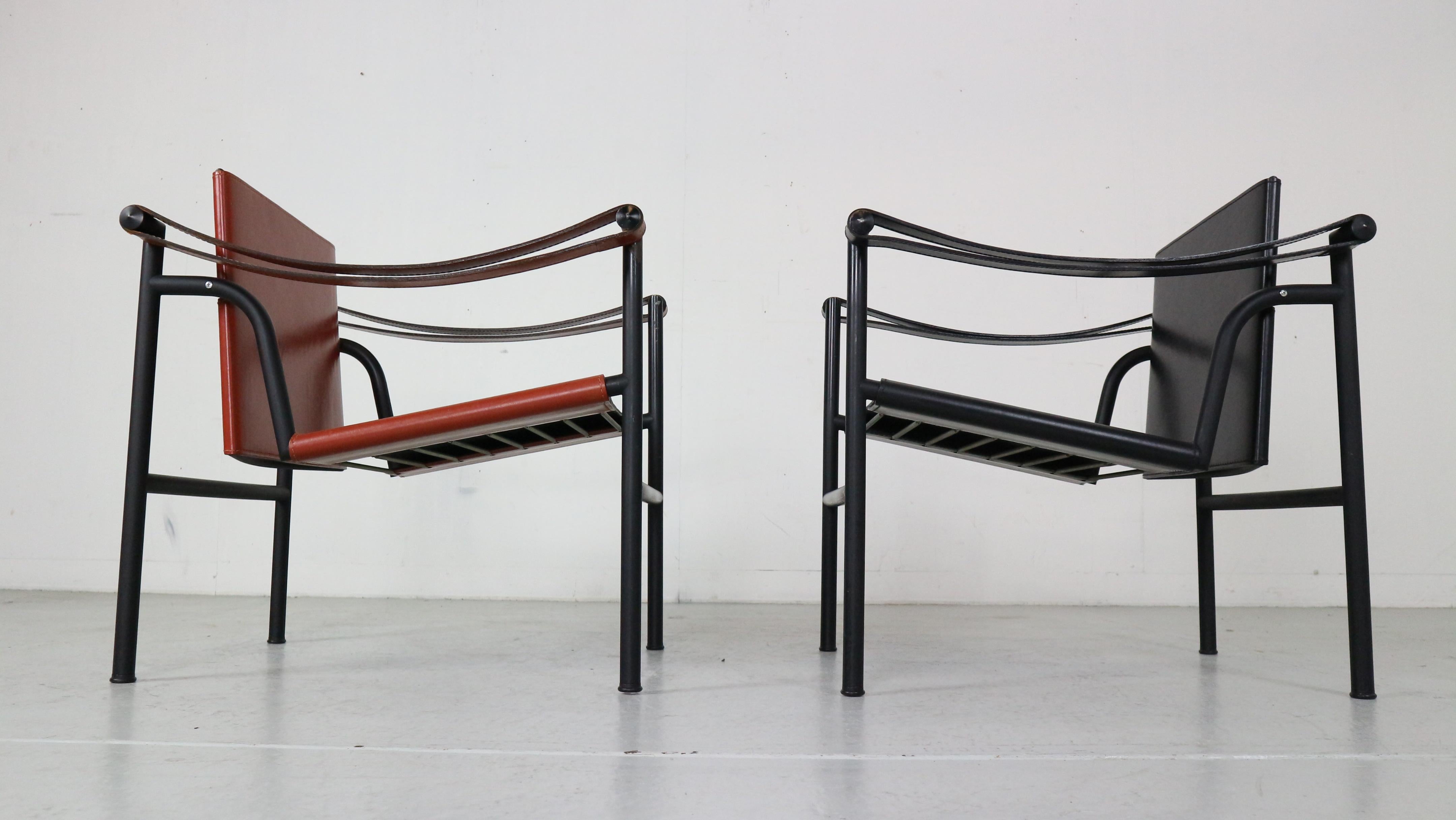 Ensemble de 2 fauteuils en cuir d'origine Le Corbusier, modèle LC1 pour Cassina, années 1970 2