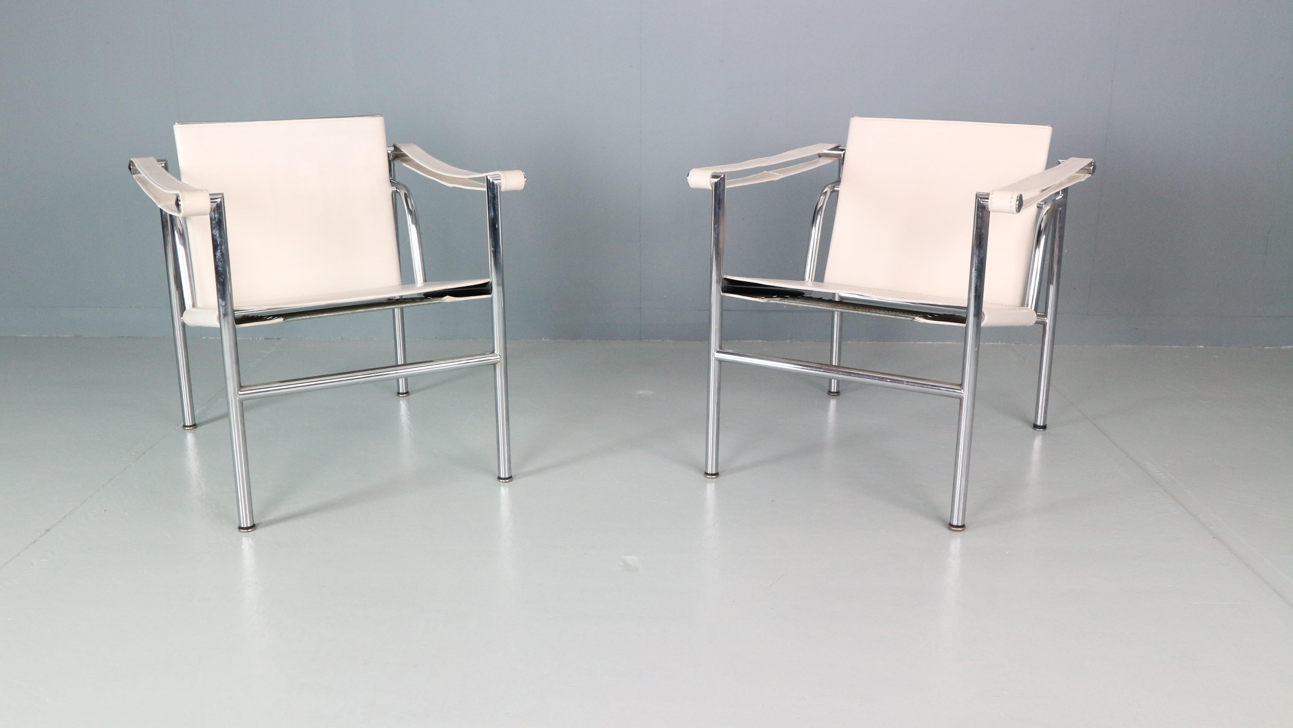 Mid-Century Modern Le Corbusier Ensemble de 2 fauteuils en cuir blanc Modèle, LC1 pour Cassina, années 1970 en vente