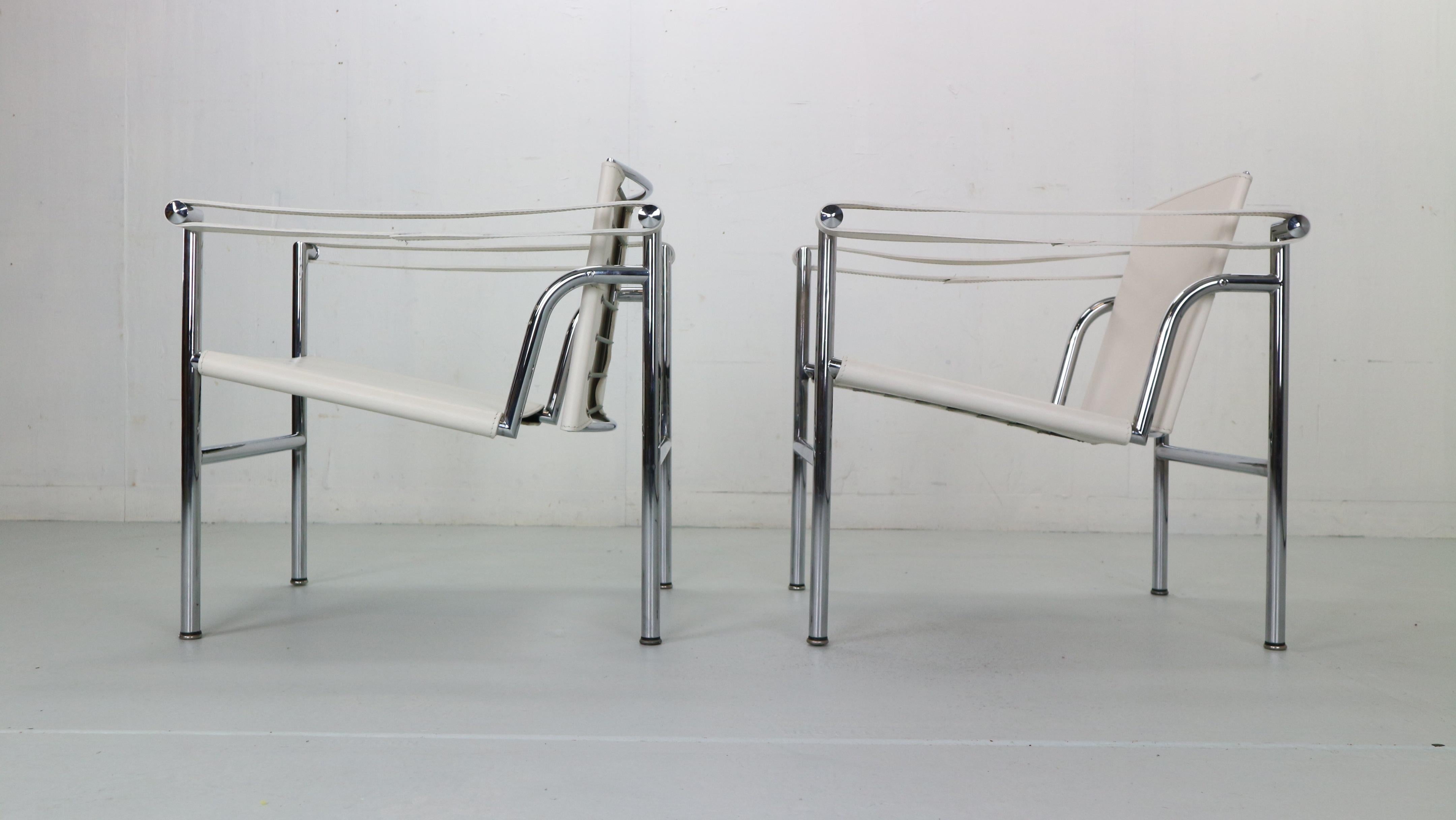 Le Corbusier Set of 2 White Leather Armchairs Model, LC1 for Cassina, 1970s In Good Condition In The Hague, NL