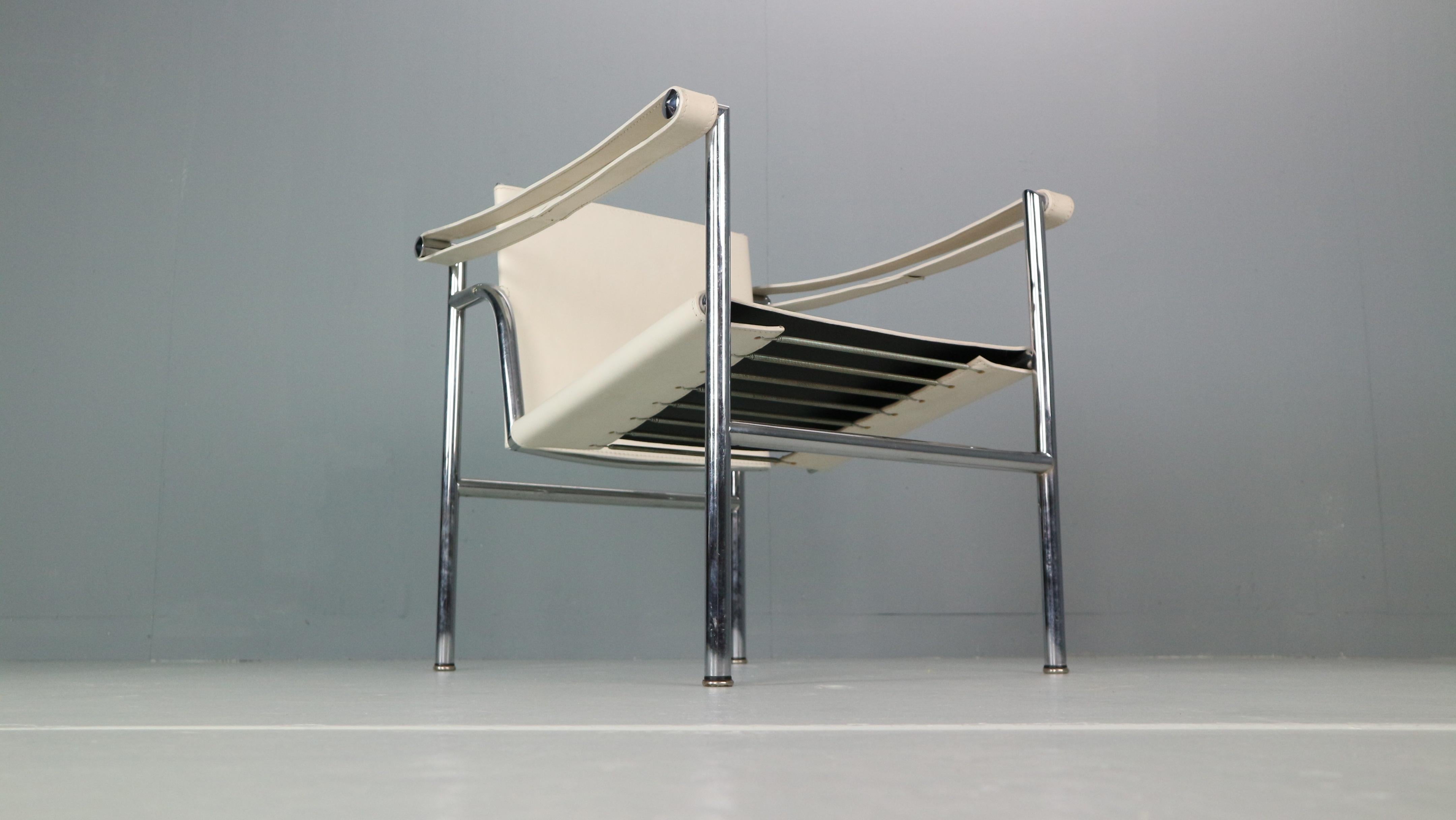 Le Corbusier Ensemble de 2 fauteuils en cuir blanc Modèle, LC1 pour Cassina, années 1970 Bon état - En vente à The Hague, NL