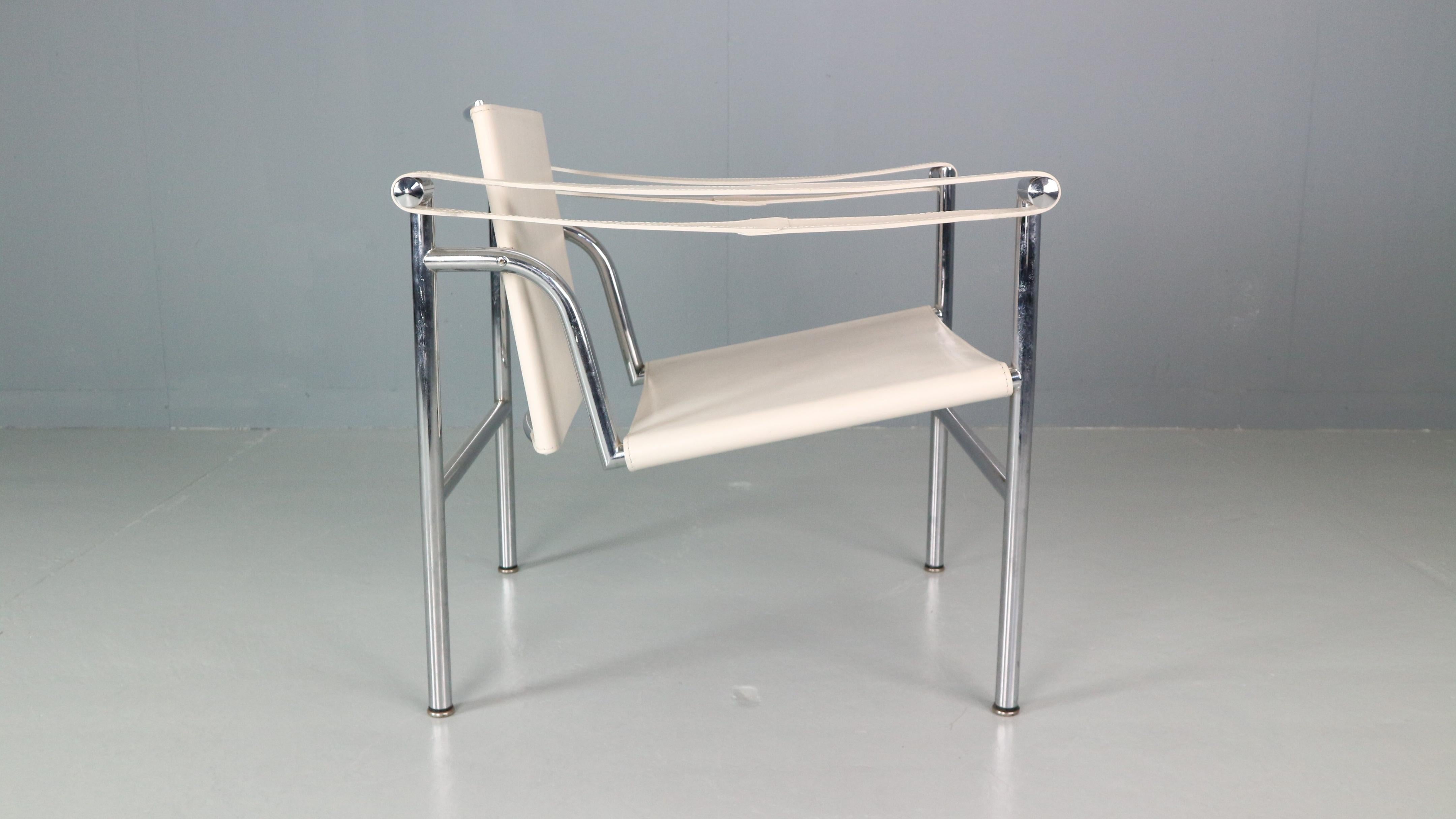 Late 20th Century Le Corbusier Set of 2 White Leather Armchairs Model, LC1 for Cassina, 1970s For Sale