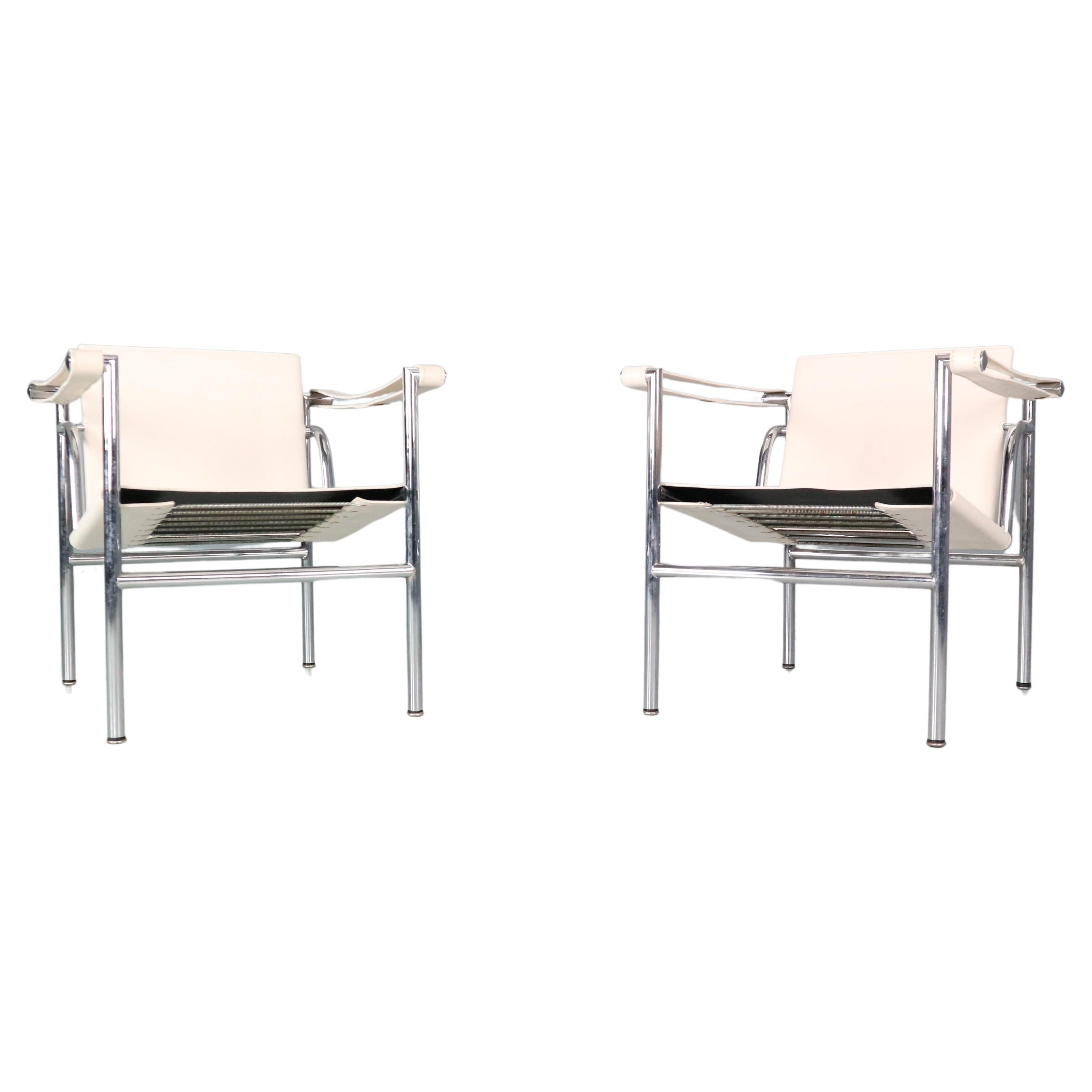 Le Corbusier Ensemble de 2 fauteuils en cuir blanc Modèle, LC1 pour Cassina, années 1970