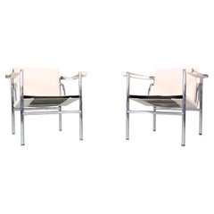Le Corbusier Ensemble de 2 fauteuils en cuir blanc Modèle, LC1 pour Cassina, années 1970