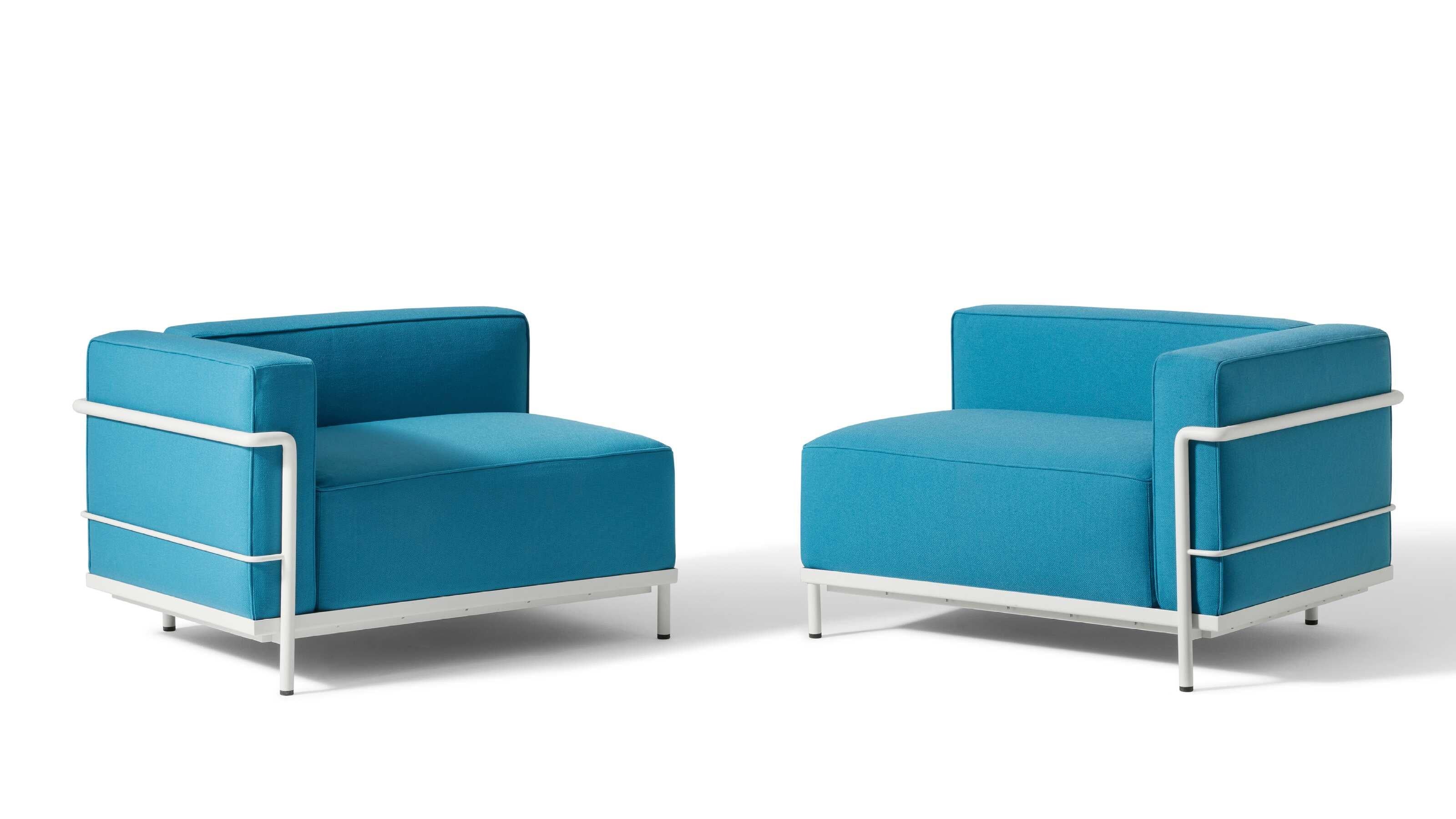 Le Corbusier Set of Two 3 Fauteuil Grand Confort, Méridienne Outdoor Armchair 

Un fauteuil au design iconique, avec un seul accoudoir, une invitation à s'abandonner au confort total.

Polyvalent, confortable et élégant, le 3 Fauteuil Grand Confort,