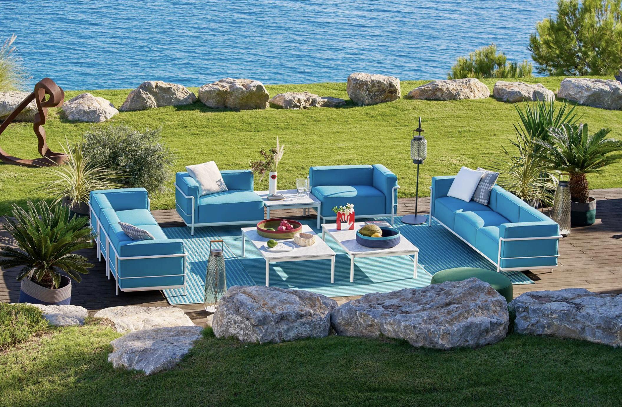 Acier Le Corbusier Set of Two 3 Fauteuil Grand Confort, Méridienne Outdoor Armchair en vente