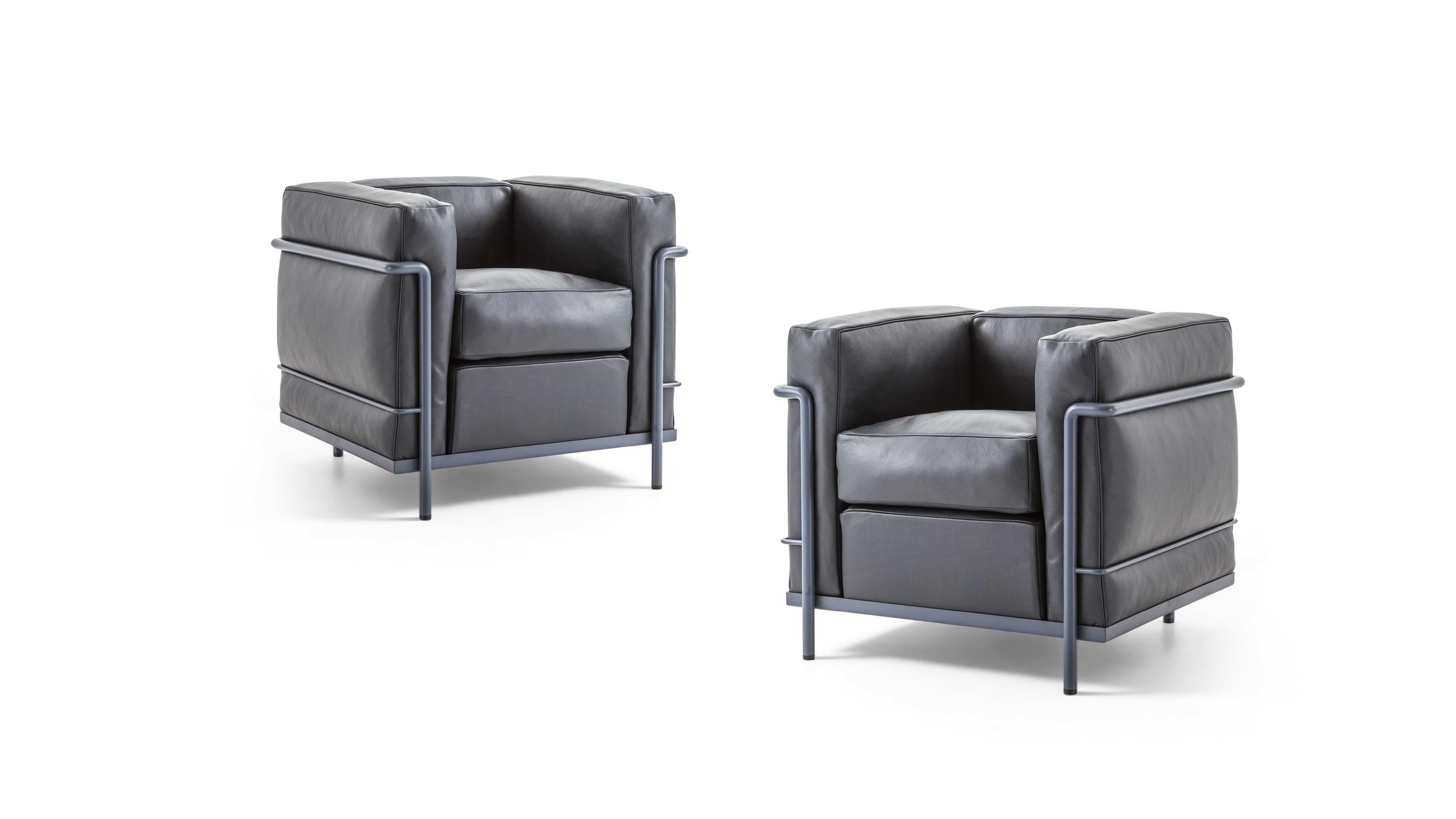 Le Corbusier Juego de dos Fauteuil Grand Confort, Sillón Petit Modèle 

Un estilo atemporal que ha escrito su propio capítulo en la historia del diseño, convirtiéndose en un icono de fama mundial. Perfecta hoy en día en cualquier entorno residencial